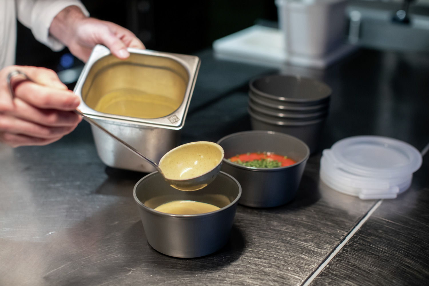 Set de 10 piese containere reutilizabile Koziol Move, 1300 ml Rotund 1 Compartiment, Plastic Bio-baza și Fibre de Lemn, Gri, Capac Etanș, Slot pentru Etichete, Microwave Safe