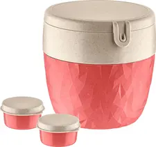 koziol koziol »ideas for friends GmbH Reusable container Bentobox L Mehrwegbehälter Bentobox L Reusable container Bentobox L; 13.5x14.2x13 cm (LxWxH); red; 3 piece / pack Mehrwegbehälter Bentobox L; 13.5x14.2x13 cm (LxBxH); rot; 3 Stück / Pack The innovative box is made of purely biocircular plastic and wood fibers. The plastic is produced exclusively from used sunflower and rapeseed oil from industry and gastronomy. The wood fibers are obtained from paper production scrap and trees that are felled as part of forest management. 4-piece set of 850 ml and 250 ml containers and two 30 ml mini pots for dressings. Provides reliable temperature resistance between -10 °C and +100 °C. BPA-free, melamine-free, microwaveable, leakproof and suitable for dishwashers. Die innovative Box besteht aus rein biozirkulärem Kunststoff und Holzfasern. Der Kunststoff wird ausschließlich aus benutztem Sonnenblumen- und Rapsöl aus Industrie und Gastronomie gewonnen. Die Holzfasern werden aus Bäumen gewonnen, die bei der Forstpflege anfallen sowie aus Resten der Papierherstellung. 4-teiliges Set mit 850 ml und 250 ml Behälter sowie zwei Minidosen mit je 30 ml für Dressings. Die Temperaturbeständigkeit ist zwischen -10°C und +100°C zuverlässig gewährleistet. BPA frei, melaminfrei, mikrowellengeeignet, schwappsicher und spülmaschinengeeignet.