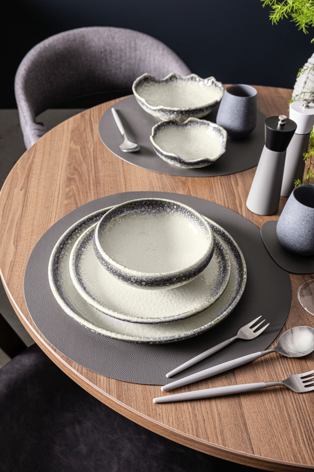 Set placemate ERWIN M. LUSINI Solutions GmbH Kaja, 100% PVC, usor de curatat, utilizare interior si exterior, Rotund 40x40cm, Antracit