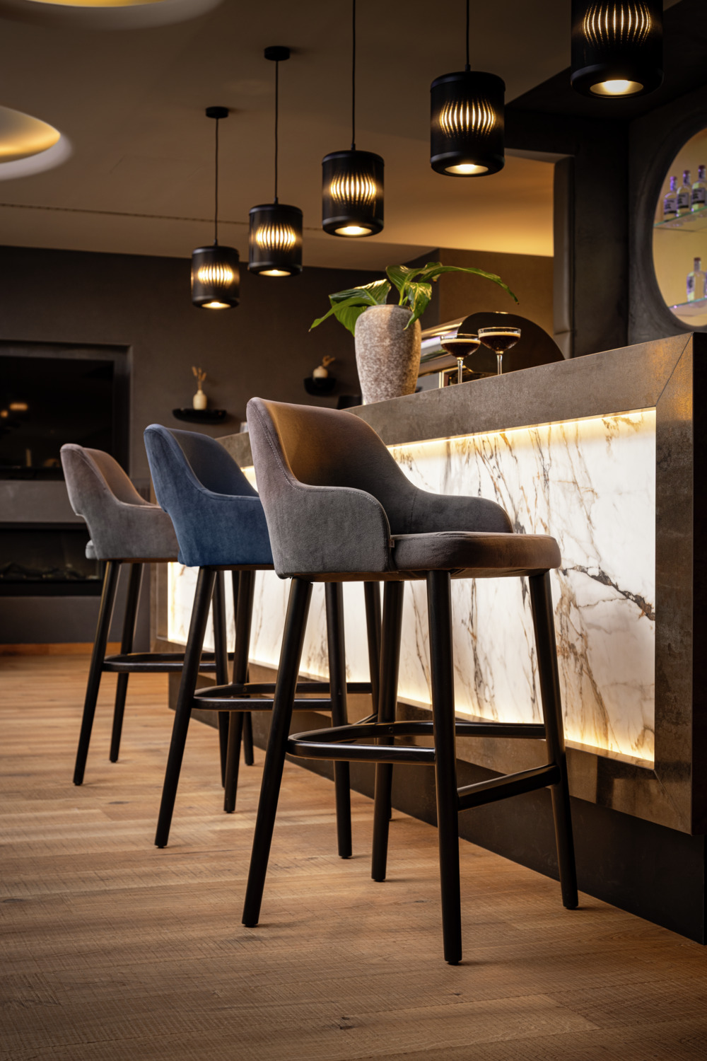 VEGA Tonda Bar Stool, Grey Velvet Seat, Black Lacquered Beech Wood Legs, Steel Footrest, 53x62x103 cm, Fire Retardant, Integrated Armrests
