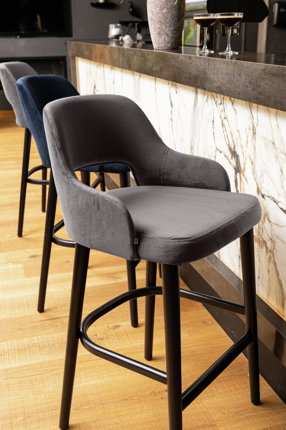 VEGA Tonda Bar Stool, Grey Velvet Seat, Black Lacquered Beech Wood Legs, Steel Footrest, 53x62x103 cm, Fire Retardant, Integrated Armrests