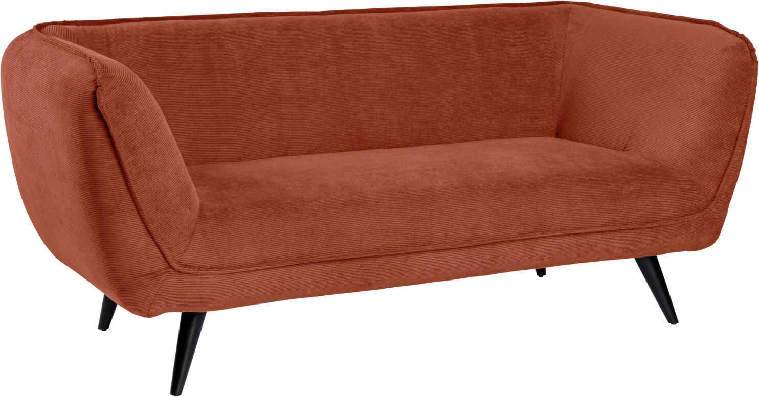VEGA LUSINI Solutions GmbH Sofa Kelso corduroy, 3-seater Sofa Kelso Cord, 3-Sitzer Sofa Kelso corduroy, 3-seater; 183x88x76 cm (WxDxH); seat terracotta, base black Sofa Kelso Cord, 3-Sitzer; 183x88x76 cm (BxTxH); Sitz terrakotta, Gestell schwarz Cosy sofa with armrests in high-quality corduroy fabric and natural beech legs. Cord fabric for furniture is a robust and durable material and therefore ideal for heavily frequented lobby areas. This fabric is known for its unique ribbed texture, which not only looks attractive but is also pleasant to the touch. The generous seat provides ample space and the sturdy wooden feet give the sofa a secure footing. Suitable for indoor use only. Supplied disassembled, attach legs using the assembly material supplied. Gemütliches Sofa mit Armlehnen aus hochwertigem Cord-Stoff und Beinen aus Buche, natur. Cord-Stoff für Möbel ist ein robustes und langlebiges Material und somit ideal geeignet für stark frequentierte Lobby Bereiche. Dieser Stoff ist bekannt für seine einzigartige gerippte Textur, die nicht nur attraktiv aussieht, sondern auch angenehm zu berühren ist. Die großzügige Sitzfläche bietet ausreichend Platz und die stabilen Holzfüße verleihen dem Sofa einen sicheren Stand. Nur für den Innenbereich geeignet. Lieferung erfolgt zerlegt, Beine anhand des mitgelieferten Montagematerials befestigen.
