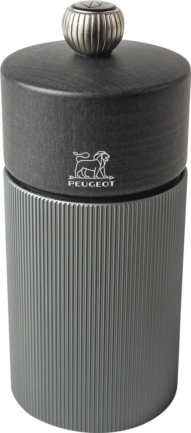 Peugeot Pepper mill Line Pfeffermühle Line Pepper mill Line; 12 cm (H); grey/black Pfeffermühle Line; 12 cm (H); grau/schwarz The grooves on the body of the "Line Carbone" pepper mill create a light effect and play with metallic reflections that highlight the wooden mill head. Height 12 cm, perfect for use at the table. Made in France with PEFC™ wood from French forests. 25-year warranty on the grinder, remaining mill components guaranteed for 5 years. For grinding black, white, green or red pepper; pink berries (maximum 15% in a pepper blend) or coriander seeds. Grinding degree adjustment knob: the more it is tightened, the finer the pepper (and vice versa). Ready to use: peppercorns are included. Die Rillen auf dem Körper der "Line Carbone" Pfeffermühle erzeugen einen Lichteffekt und spielen mit metallischen Reflexen, die den hölzernen Mühlenkopf in Szene setzen. Höhe 12 cm, perfekt für den Einsatz zu Tisch. Hergestellt in Frankreich mit PEFC™-Holz aus französischen Wäldern. 25 Jahre Garantie auf das Mahlwerk, restliche Mühlenkomponenten mit Garantie von 5 Jahren. Zum Mahlen von schwarzem, weißem, grünem oder rotem Pfeffer; rosa Beeren (maximal 15 % in einer Pfeffermischung) oder Koriandersamen. Einstellknopf für den Mahlgrad: Je stärker dieser angezogen wird, desto feiner der Pfeffer (und umgekehrt). Gebrauchsfertig: Pfefferkörner liegen bei.