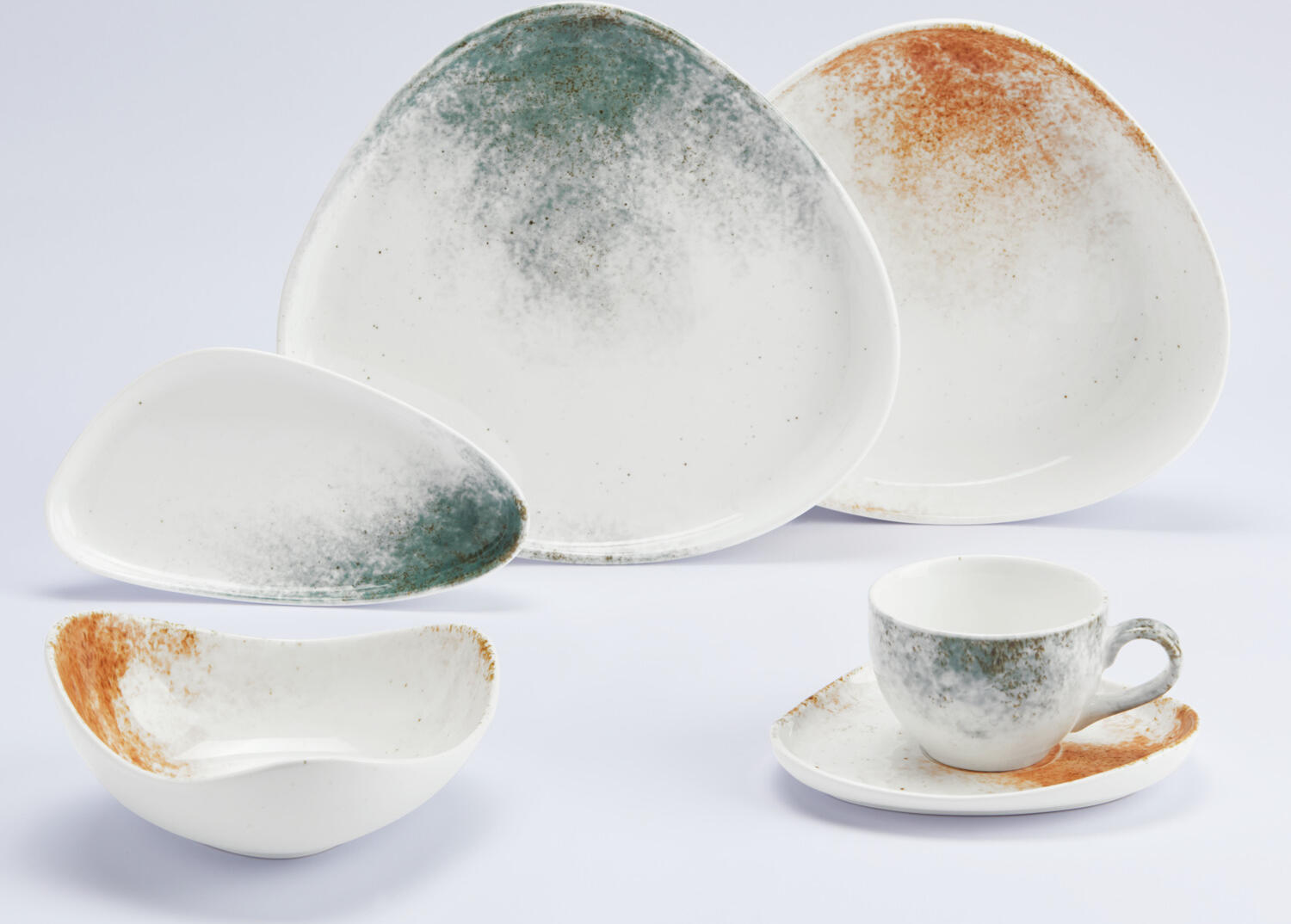 VEGA LUSINI Solutions GmbH Porcelain sample set Purior 6-piece Mustergarnitur Porzellan Purior 6-teilig Porcelain sample set Purior 6-piece; teal/brown Mustergarnitur Porzellan Purior 6-teilig; petrol/braun Take advantage of our sample service. The following samples are included: Coffee cup 0.2 l petrol Coffee saucer 15.5x14x2.3 cm brown Flat plate 26x24 cm petrol Deep plate 24,5x22 cm brown Platter 20x10 cm petrol Bowl 15.8x14.8 cm brown Sample items are priced with a nominal fee, if you are not satisfied, we will refund the nominal fee. Please contact our customer service for this. Nutzen Sie unseren Musterservice. Folgende Muster sind enthalten: Kaffee-Obertasse 0,2 l petrol Kaffee-Untertasse 15,5x14x2,3 cm braun Teller flach 26x24 cm petrol Teller tief 24,5x22 cm braun Platte 20x10 cm petrol Schale 15,8x14,8 cm braun Musterartikel sind mit einer Schutzgebühr bepreist, bei Nichtgefallen erstatten wir Ihnen die Schutzgebühr zurück. Bitte nehmen Sie hierzu Kontakt zu unserem Kundenservice auf.