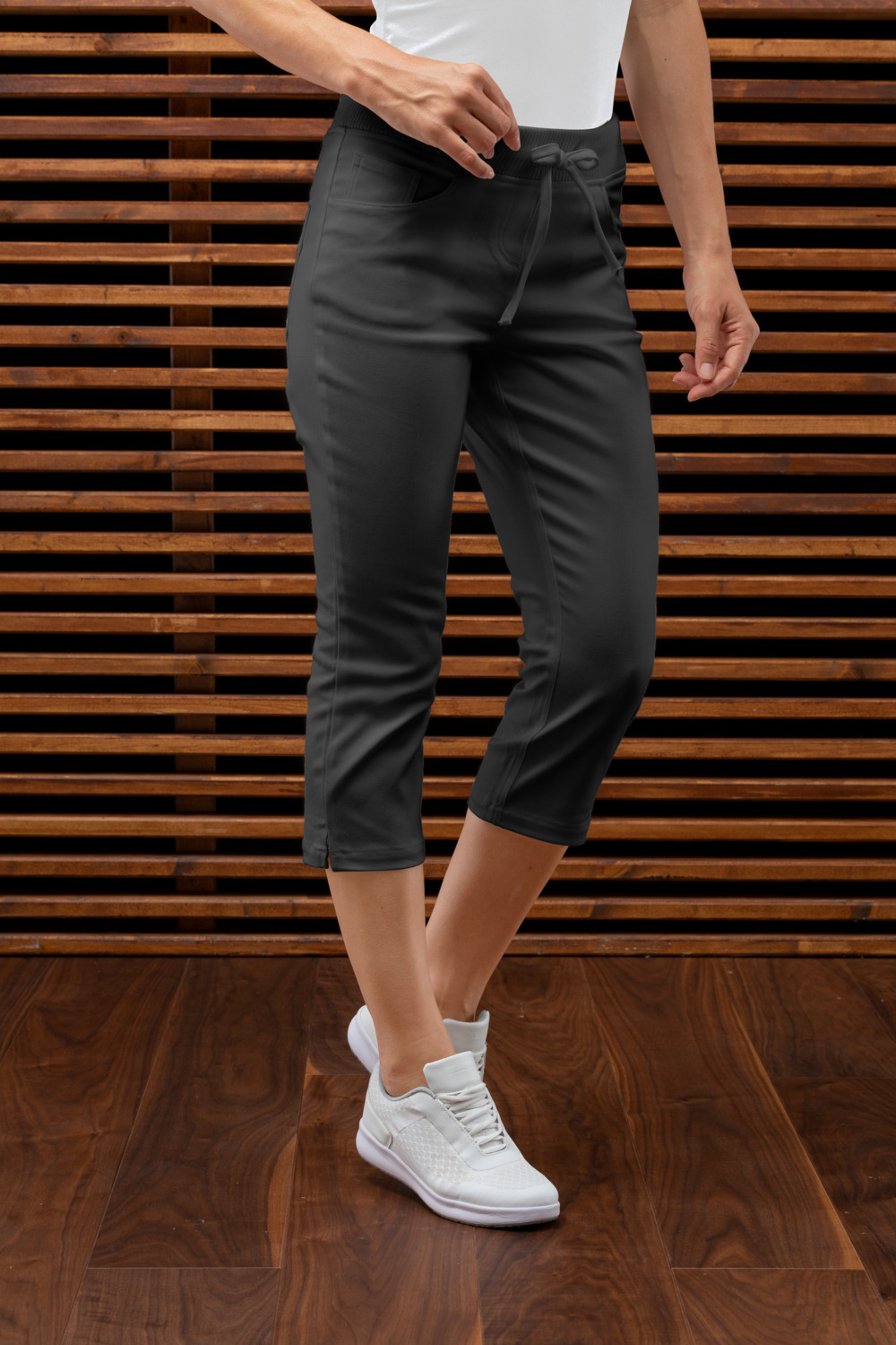 JOBELINE LUSINI Solutions GmbH Women's trousers Lexi Damenhose Lexi Women's trousers Lexi; Size 50; black Damenhose Lexi; Kleidergröße 50; schwarz 96 % cotton, 4 % spandex. 40 °C wash. Comfortable, easy-care capri pants for women in 5-pocket form with elastic knitted waistband, the width of which can be regulated by a band. Body-hugging cut. Inside leg length: 54 cm for size 36. 96 % Baumwolle, 4 % Elasthan. 40°-Wäsche. Bequeme, pflegeleichte Capri-Hose für Damen in 5-Pocket-Form mit elastischem Strickbund, dessen Weite durch ein Band reguliert werden kann. Körpernah geschnitten. Innenbeinlänge: 54 cm in Gr 36