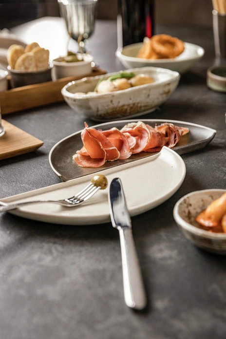 Set de 4 piese Farfurii VEGA Plate Ossori Semi-plate, Gresie Colorata, Bej, 27.5 x 13.5 cm, Compatibile cu Masina de Spalat Vase si Cuptorul cu Microunde