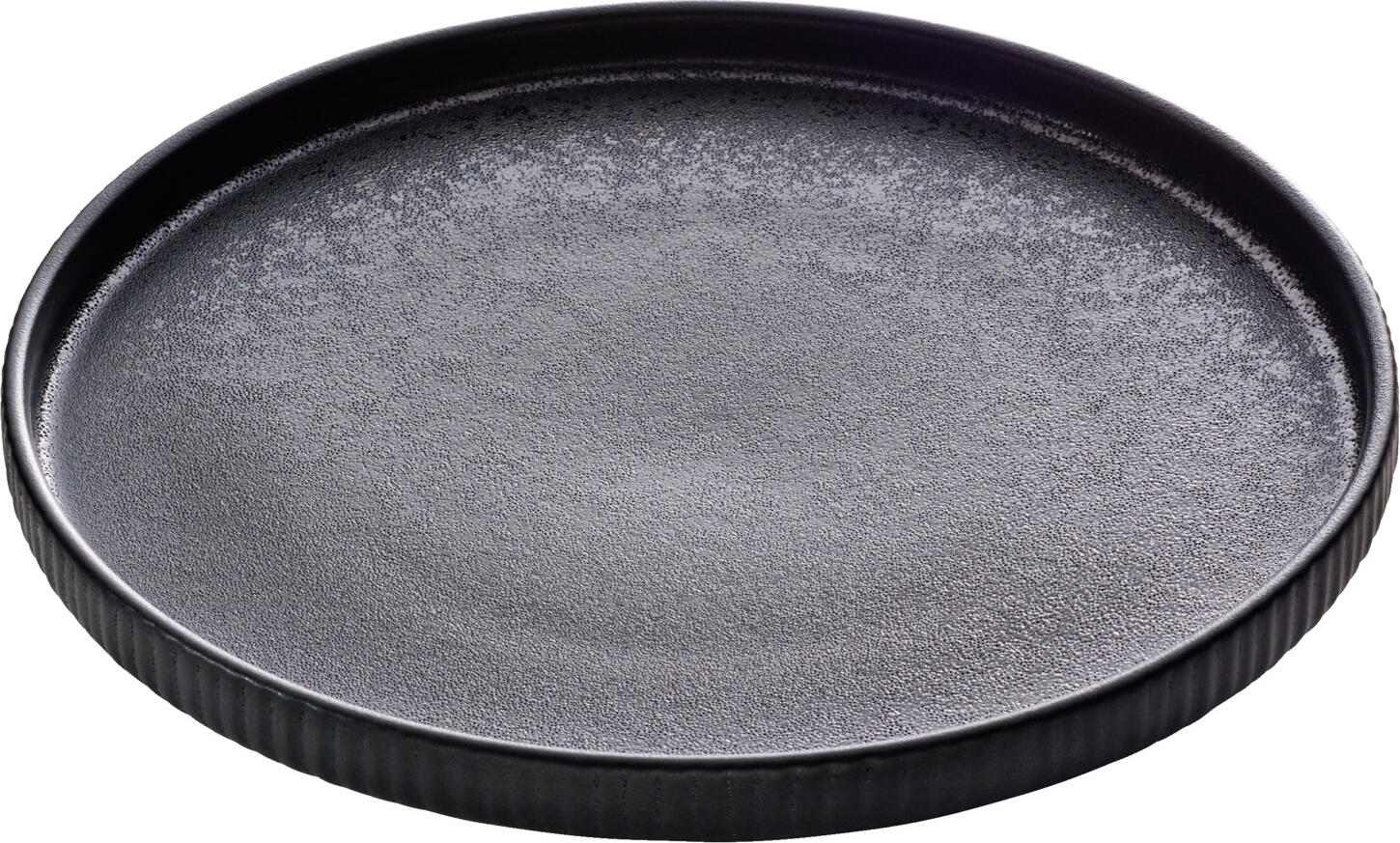 Playground BHS tabletop AG Flat plate Nara Relief Teller flach Nara Relief Flat plate Nara Relief; 21x2.5 cm (ØxH); black; round; 6 piece / pack Teller flach Nara Relief; 21x2.5 cm (ØxH); schwarz; rund; 6 Stück / Pack Designed for ambitious gastronomy, NARA is an extensive stoneware collection that creates an attractive contrast between smooth inner surfaces and highly textured outer surfaces thanks to its handcrafted finish. The filigree feet are barely visible, giving the products a floating effect. The patina-like Craquelle glazes available in various earthy tones and a matt black, as well as the smooth or reclaimed finish of the outer wall, allow endless combination possibilities for attractive food presentations. Entworfen für die ambitionierte Gastronomie ist NARA eine umfangreiche Steinzeug-Kollektion, welche durch seine handwerkliche Verarbeitung einen reizvollen Kontrast zwischen glatten Innenflächen und stark strukturierten Außenflächen schafft. Die filigranen Standfüße sind kaum zu sehen, dadurch verleihen sie den Produkten einen schwebenden Effekt. Die angebotenen patinaartigen Craquelle-Glasuren in unterschiedlichen Erdtönen und einem mattten Schwarz, sowie die glatte oder rekierfierte Ausführung der Außenwandung ermöglichen unendliche Kombinationsmöglichkeiten für ansprechende Speisenpräsentationen.