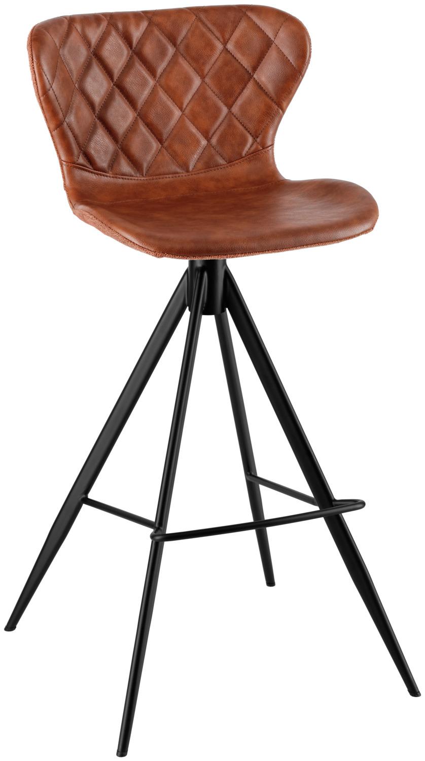 VEGA LUSINI Solutions GmbH Bar stool Kansas Barstuhl Kansas Bar stool Kansas; 52.5x50x104 cm (WxDxH); seat cognac, base black; 2 piece / pack Barstuhl Kansas; 52.5x50x104 cm (BxTxH); Sitz cognac, Gestell schwarz; 2 Stück / Pack Bar chair with a black powder-coated steel frame and a seat shell made of a material mix of imitation leather and fabric. Fabric (100% polyester) on the outside and hard-wearing imitation leather on the inside. Plastic glides included. Felt glides can be requested separately - due to the small contact surface, these must be attached to the chair with standard superglue. Ergonomic seat with stitching. Only suitable for indoor use. Supplied disassembled, including fastening material. Order matching chair at the same time. Barstuhl mit einem schwarz pulverbeschichtetem Stahlgestell und einer Sitzschale aus einem Materialmix aus Kunstleder und Stoff. Auf der Außenseite Stoff (100 % Polyester) und auf der Innenseite strapazierfähiges Kunstleder. Inklusive Kunststoffgleiter. Filzgleiter können gerne separat angefragt werden – aufgrund der kleinen Auflagefläche müssen diese mit handelsüblichem Sekundenkleber am Stuhl befestigt werden. Ergonomische Sitzfläche mit Absteppungen. Nur für den Innenbereich geeignet. Lieferung erfolgt zerlegt, inklusive Befestigungsmaterial. Passenden Stuhl gleich mitbestellen.