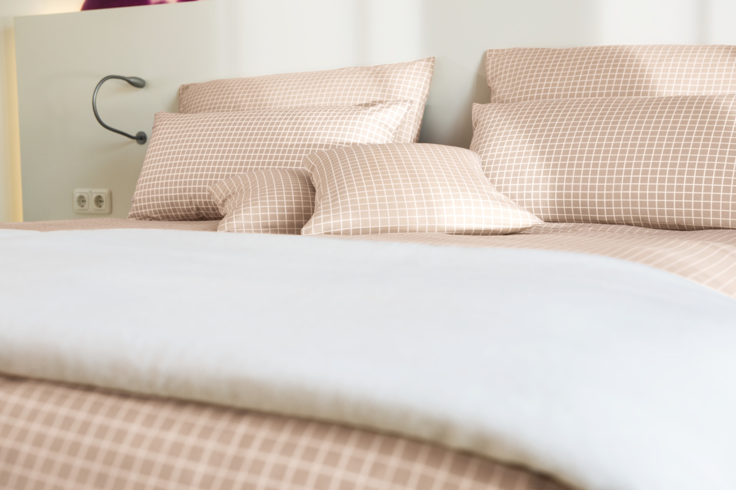 Husa pentru perna ERWIN M. LUSINI Vent, 100% bumbac, 110 TC, 65 x 100 cm, Bej Nisip, Imprintare Caro, Rezistent la clor, OEKO-TEX Standard 100, Calitate Hotel, Lavabila la 95 C