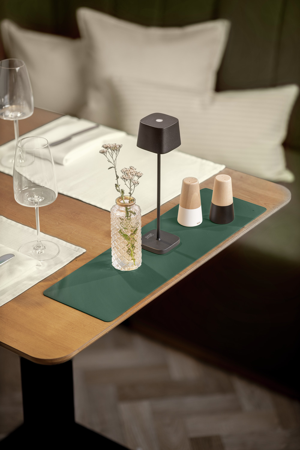 Set de 4 piese placemat decorativ ERWIN M. LUSINI Solutions GmbH Kaja, 100% PVC, 15 x 50 cm, Verde Inchis, pentru Interior si Exterior