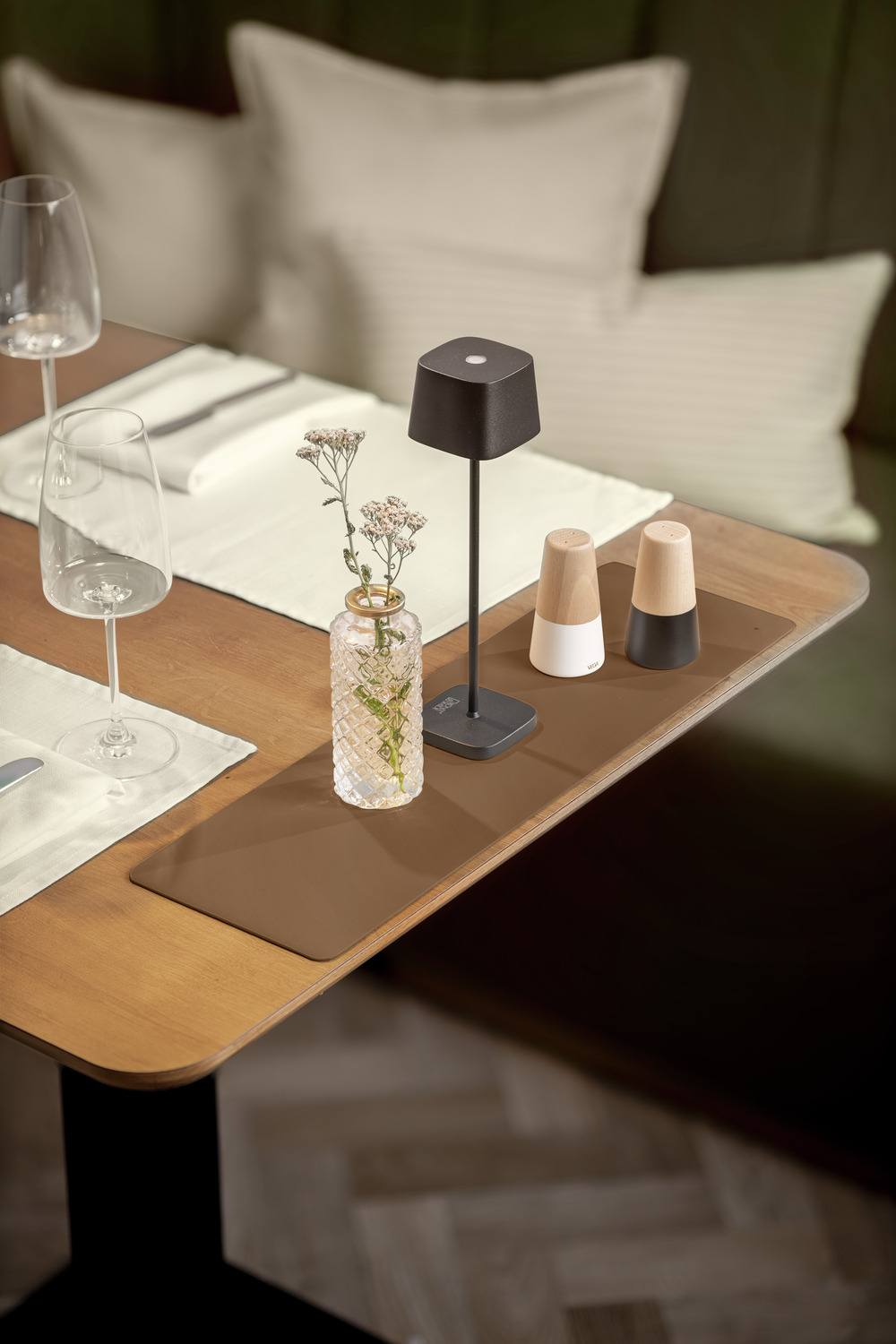 Set de 4 piese placemat LUSINI Kaja decorative, imitație piele 100% PVC, 15 x 50 cm, Taupe