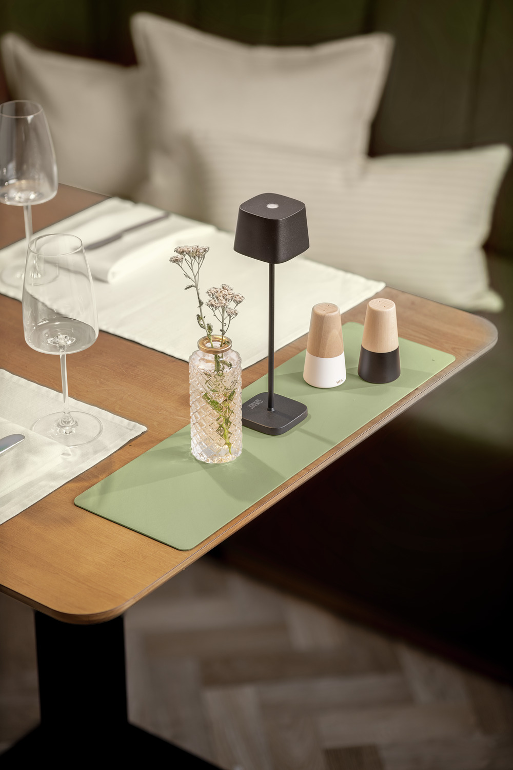 Set de 4 placemate decorative ERWIN M. Kaja, din Piele Artificiala PVC, 15 x 50 cm, Culoare Salbei, Intretinere Usora pentru Interior si Exterior