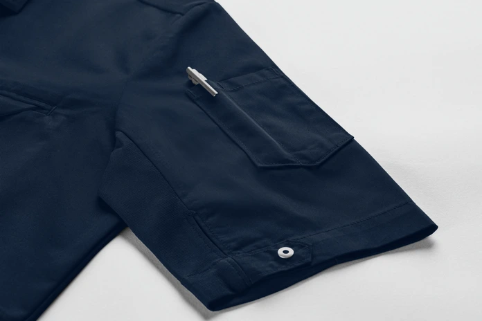 JOBELINE LUSINI Solutions GmbH Women's chef's jacket Joel short-sleeved Damen Kochjacke Joel Kurzarm Women's chef's jacket Joel short-sleeved; Size 40; navy Damen Kochjacke Joel Kurzarm; Kleidergröße 40; navy 65% polyester, 35% cotton. 150 g/m². 60°C wash. Modern women's chef shirt with short sleeves, made from an extra-light and breathable fabric. With a short, flat lapel collar, central snap button placket, side pockets and a two-part upper arm pocket. The inset piped pocket on the chest has a pointed flap and can be closed with a snap button. With short side slits at the hem. The entire back section and the lower part of the sleeves are made from a breathable and elastic piqué material, which ensures a slim and extremely comfortable fit. Straight cut. Back length: 68 cm for size 36. 65 % Polyester, 35 % Baumwolle. 150 g/m². 60°-Wäsche. Moderne Damenkochjacke mit kurzen Ärmeln, aus einem extraleichten und atmungsaktiven Gewebe. Mit einem kurzen, flachen Reverskragen, mittiger Druckknopfleiste, seitlichen Eingriffstaschen und einer zweigeteilten Oberarmtasche. Die eingelassene Paspeltasche auf der Brust hat eine spitze Klappe und ist mittels Druckknopf zu schließen. Mit seitlichen kurzen Schlitzen am Saum. Die gesamte Rückenpartie, sowie der untere Teil der Ärmel besteht aus einem atmungsaktiven und elastischem Piqué-Material, das für eine schmale und äußerst bequeme Passform sorgt. Gerade geschnitten. Rückenlänge: 68 cm in Gr. 36