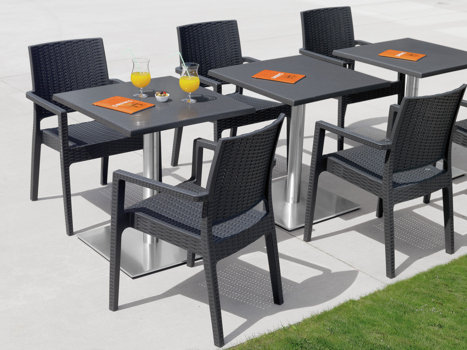 Set de 2 scaune cu brate Siesta Melrose, plastic ranfortat cu fibra de sticla, design tip wicker, stivuibile, rezistente la intemperii, Antracit, 57x59x88 cm