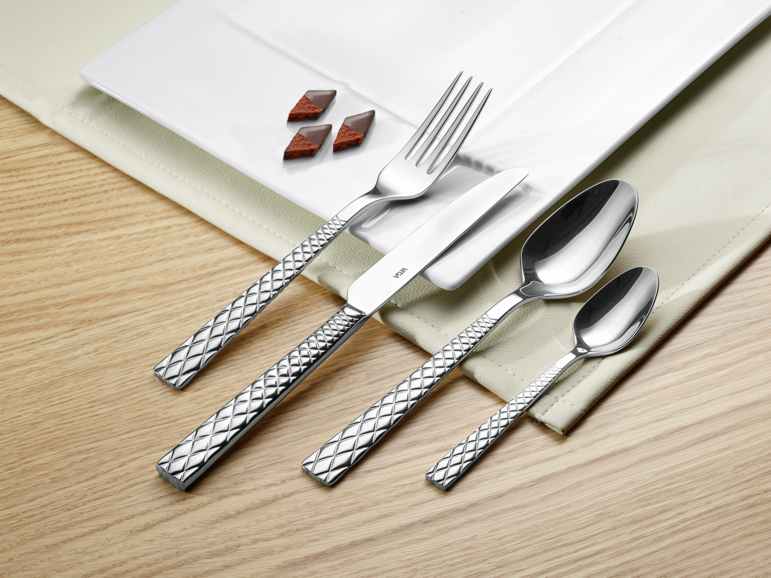 VEGA Brilio Table Fork Set of 12, 18/10 Chrome-Nickel Stainless Steel, Mirror Polished, Diamond Relief Handle, 21.4 cm, Silver