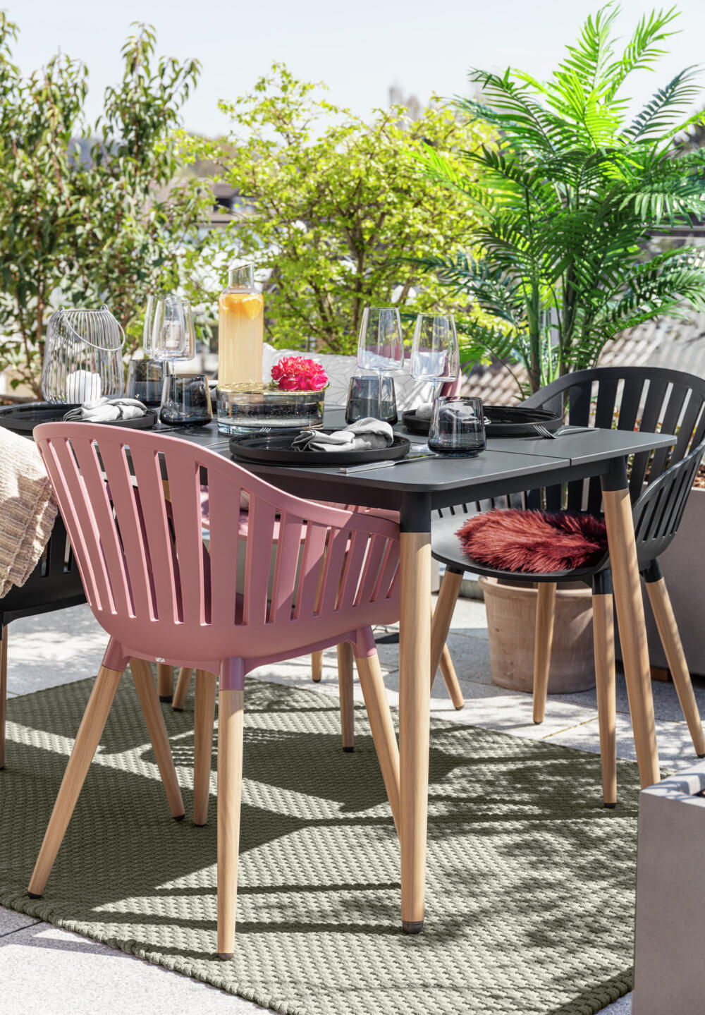 Set de 4 scaune de exterior VEGA LUSINI Gimani, Roz/Maro, scoica din plastic rezistent la UV si intemperii, picioare din aluminiu aspect lemn, 53 x 55.5 x 79.5 cm