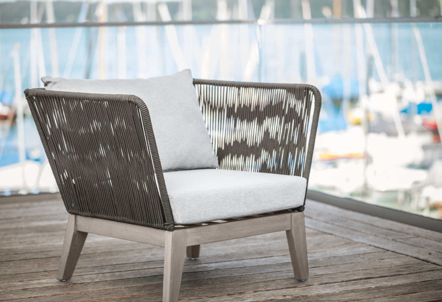 Scaun de relaxare exterior VEGA Ventura, cadru din lemn de eucalipt, spatar cu impletit de sfoara, perna din material Olefin, rezistent la intemperii, 82x78x72 cm