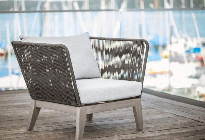 Scaun de relaxare exterior VEGA Ventura, cadru din lemn de eucalipt, spatar cu impletit de sfoara, perna din material Olefin, rezistent la intemperii, 82x78x72 cm