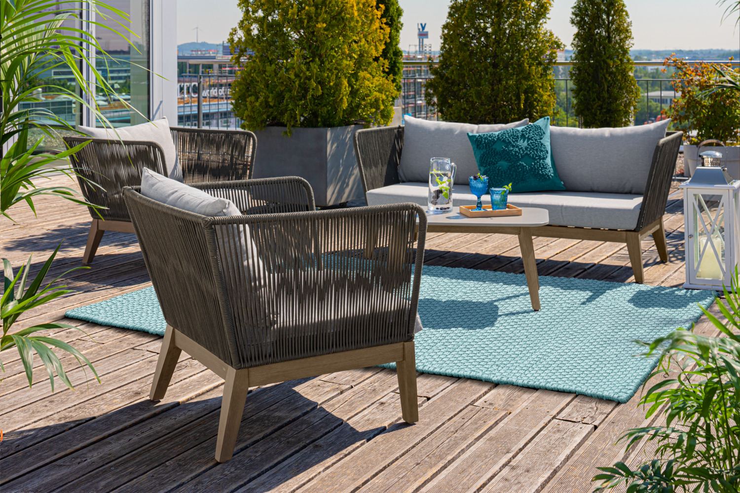 Scaun de relaxare exterior VEGA Ventura, cadru din lemn de eucalipt, spatar cu impletit de sfoara, perna din material Olefin, rezistent la intemperii, 82x78x72 cm