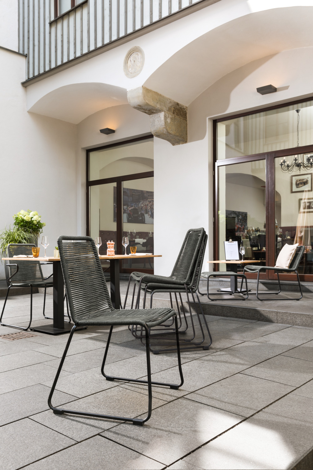 Scaun de exterior stivuibil VEGA Filea, Bej, cu Cotier, seat din rattan sintetic, cadru din otel zincat, rezistent la UV si intemperii, 58x56x87 cm, sarcina max 160 kg