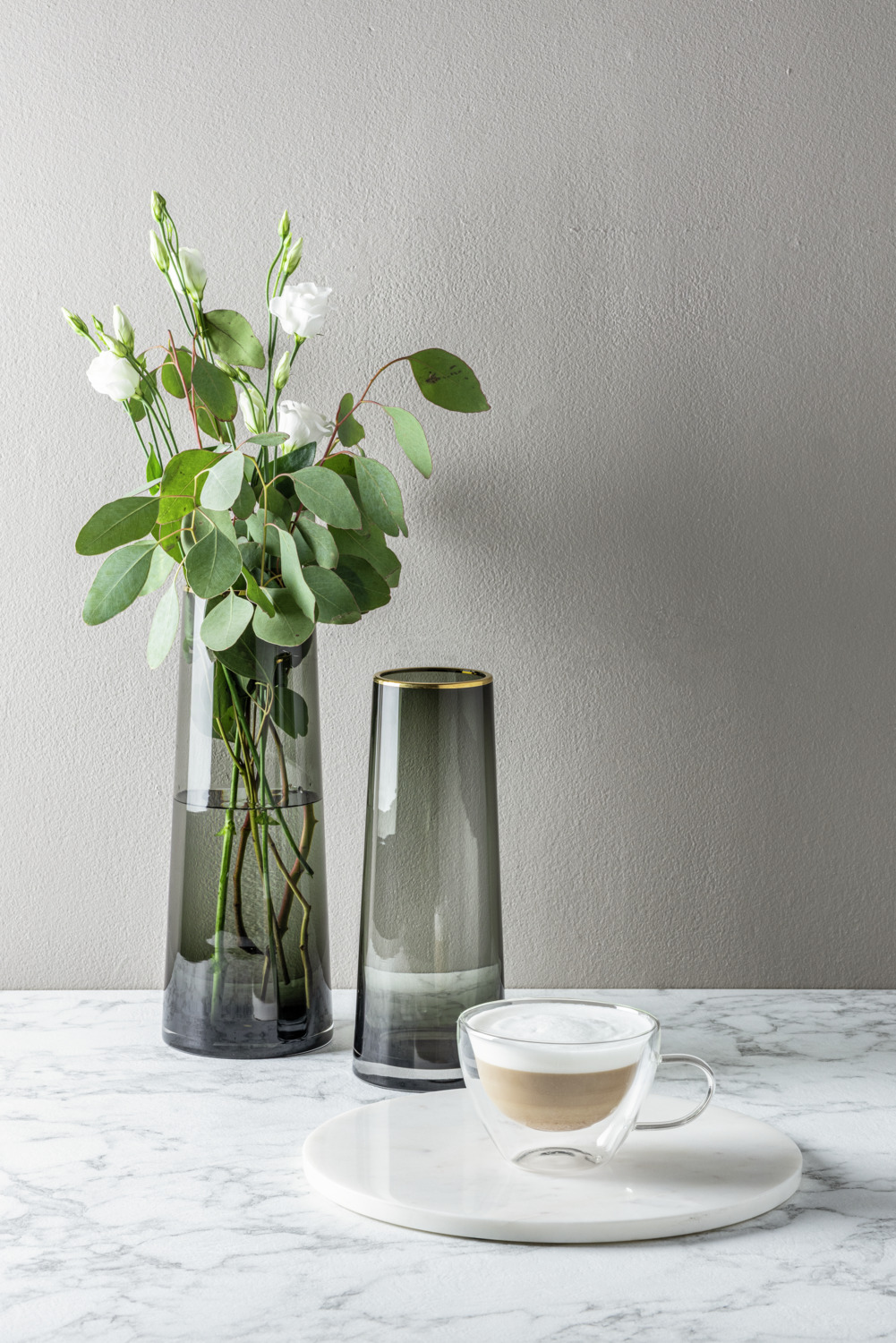 Vaza de Sticla Vega Masumi, Sticla Colorata Gri cu Margine Finuta de Aur, Diametru 12 cm x Inaltime 32 cm, Compatibila cu Masina de Spalat Vase