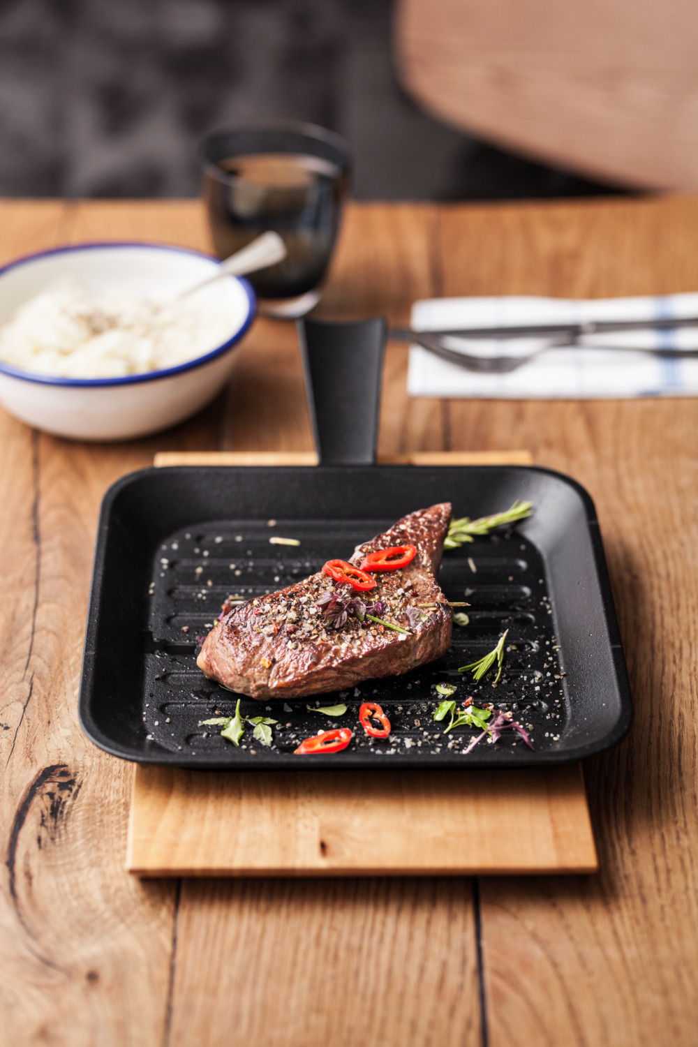 VEGA Pegosi Square Serving Pan, 25.5 x 25.5 cm, High-Quality Casting with Ridged Bottom, Oven Safe up to 260°C, Black Coating