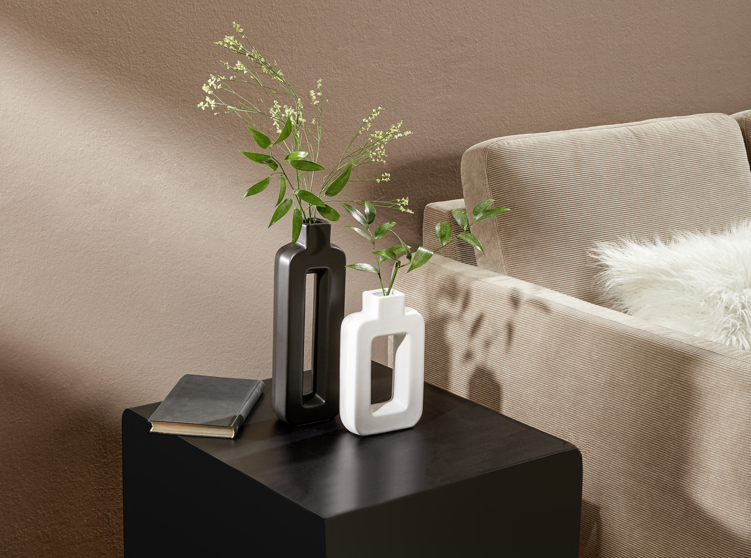 LUSINI Solutions GmbH Soraya Porcelain Vase, Modern Rectangular Waterproof Vase with Central Cutout, Black and White, 20.2 cm