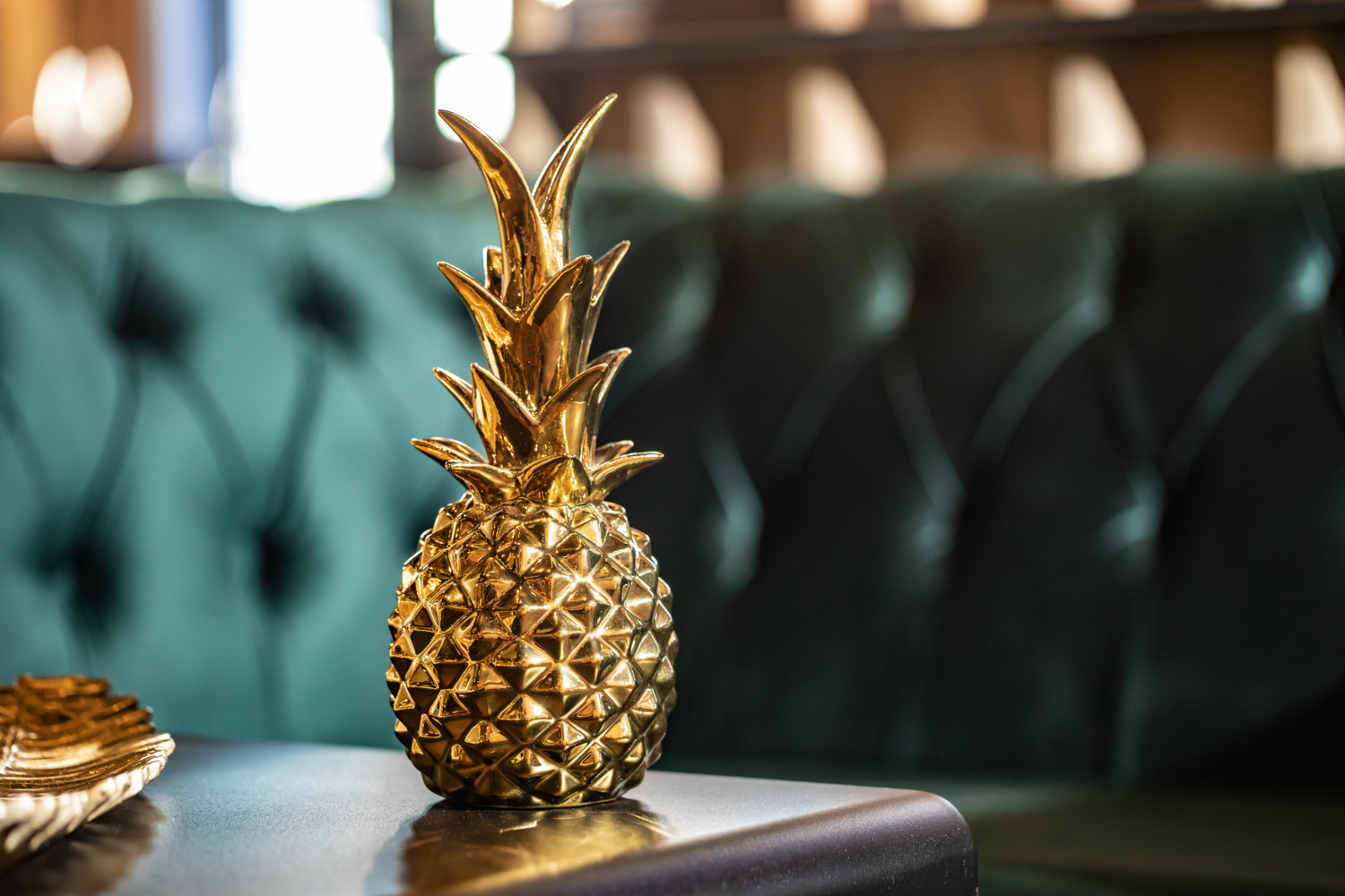 Ananas Decorativ Vega Feena, Figurină din Porțelan cu Finisaj Auriu Lucios Metalizat, 10.5 x 25 x 10.5 cm