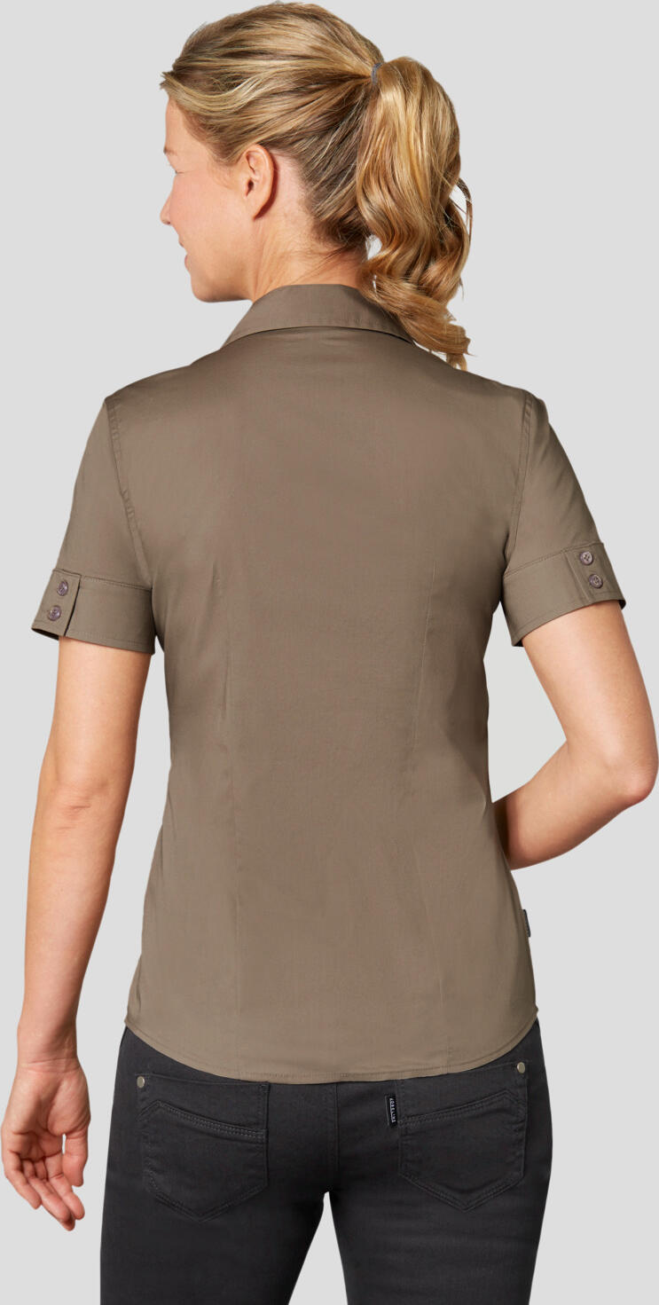 JOBELINE LUSINI Solutions GmbH Women's blouse Cecaria short sleeve Damen Bluse Cecaria Kurzarm Women's blouse Cecaria short sleeve; Size 48; taupe Damen Bluse Cecaria Kurzarm; Kleidergröße 48; taupe **In case of an intermediate size you should choose the next larger size. Otherwise choose your usual size **. 98 % cotton, 2 % elastane. 40°C wash. Elegant women's blouse with button placket and V-neckline, classic collar, wide cuffs with short slit and 2-button fastening. With an extra-long back and rounded hem. Also available with long sleeves. Tailored cut. Back length: 64 cm for size 36. **Bei einer Zwischengröße sollten Sie die nächstgrößere Größe wählen. Ansonsten wählen Sie Ihre übliche Größe.** 98 % Baumwolle, 2 % Elasthan. 40°-Wäsche. Elegante Damenbluse mit Knopfleiste und V-Ausschnitt, klassischem Kragen, sowie einem breiten Ärmelbündchen mit kurzem Schlitz und 2-Knopfverschluss. Mit extra langer Rückenlänge und abgerundetem Saum. Erhältlich auch mit langem Ärmel. Tailliert geschnitten. Rückenlänge: 64 cm bei Gr. 36