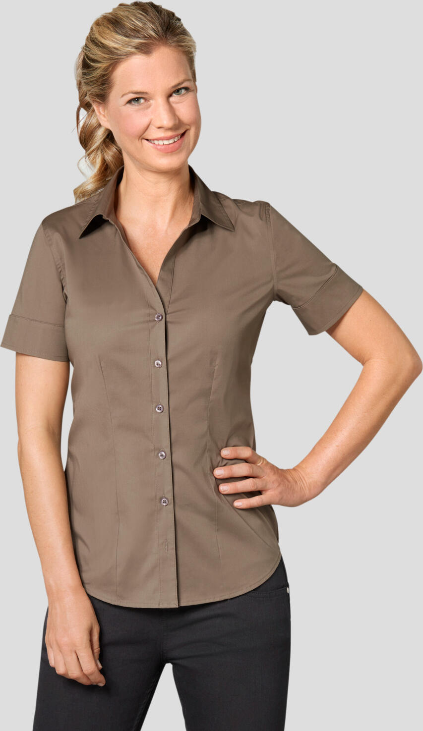 JOBELINE LUSINI Solutions GmbH Women's blouse Cecaria short sleeve Damen Bluse Cecaria Kurzarm Women's blouse Cecaria short sleeve; Size 48; taupe Damen Bluse Cecaria Kurzarm; Kleidergröße 48; taupe **In case of an intermediate size you should choose the next larger size. Otherwise choose your usual size **. 98 % cotton, 2 % elastane. 40°C wash. Elegant women's blouse with button placket and V-neckline, classic collar, wide cuffs with short slit and 2-button fastening. With an extra-long back and rounded hem. Also available with long sleeves. Tailored cut. Back length: 64 cm for size 36. **Bei einer Zwischengröße sollten Sie die nächstgrößere Größe wählen. Ansonsten wählen Sie Ihre übliche Größe.** 98 % Baumwolle, 2 % Elasthan. 40°-Wäsche. Elegante Damenbluse mit Knopfleiste und V-Ausschnitt, klassischem Kragen, sowie einem breiten Ärmelbündchen mit kurzem Schlitz und 2-Knopfverschluss. Mit extra langer Rückenlänge und abgerundetem Saum. Erhältlich auch mit langem Ärmel. Tailliert geschnitten. Rückenlänge: 64 cm bei Gr. 36
