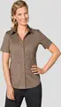 JOBELINE LUSINI Solutions GmbH Women's blouse Cecaria short sleeve Damen Bluse Cecaria Kurzarm Women's blouse Cecaria short sleeve; Size 48; taupe Damen Bluse Cecaria Kurzarm; Kleidergröße 48; taupe **In case of an intermediate size you should choose the next larger size. Otherwise choose your usual size **. 98 % cotton, 2 % elastane. 40°C wash. Elegant women's blouse with button placket and V-neckline, classic collar, wide cuffs with short slit and 2-button fastening. With an extra-long back and rounded hem. Also available with long sleeves. Tailored cut. Back length: 64 cm for size 36. **Bei einer Zwischengröße sollten Sie die nächstgrößere Größe wählen. Ansonsten wählen Sie Ihre übliche Größe.** 98 % Baumwolle, 2 % Elasthan. 40°-Wäsche. Elegante Damenbluse mit Knopfleiste und V-Ausschnitt, klassischem Kragen, sowie einem breiten Ärmelbündchen mit kurzem Schlitz und 2-Knopfverschluss. Mit extra langer Rückenlänge und abgerundetem Saum. Erhältlich auch mit langem Ärmel. Tailliert geschnitten. Rückenlänge: 64 cm bei Gr. 36
