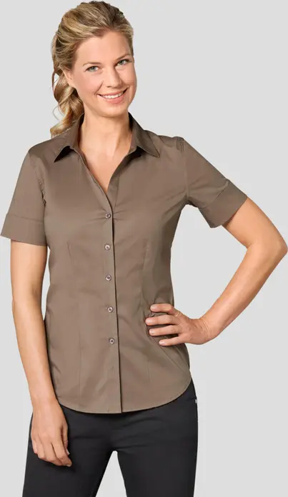 JOBELINE LUSINI Solutions GmbH Women's blouse Cecaria short sleeve Damen Bluse Cecaria Kurzarm Women's blouse Cecaria short sleeve; Size 48; taupe Damen Bluse Cecaria Kurzarm; Kleidergröße 48; taupe **In case of an intermediate size you should choose the next larger size. Otherwise choose your usual size **. 98 % cotton, 2 % elastane. 40°C wash. Elegant women's blouse with button placket and V-neckline, classic collar, wide cuffs with short slit and 2-button fastening. With an extra-long back and rounded hem. Also available with long sleeves. Tailored cut. Back length: 64 cm for size 36. **Bei einer Zwischengröße sollten Sie die nächstgrößere Größe wählen. Ansonsten wählen Sie Ihre übliche Größe.** 98 % Baumwolle, 2 % Elasthan. 40°-Wäsche. Elegante Damenbluse mit Knopfleiste und V-Ausschnitt, klassischem Kragen, sowie einem breiten Ärmelbündchen mit kurzem Schlitz und 2-Knopfverschluss. Mit extra langer Rückenlänge und abgerundetem Saum. Erhältlich auch mit langem Ärmel. Tailliert geschnitten. Rückenlänge: 64 cm bei Gr. 36