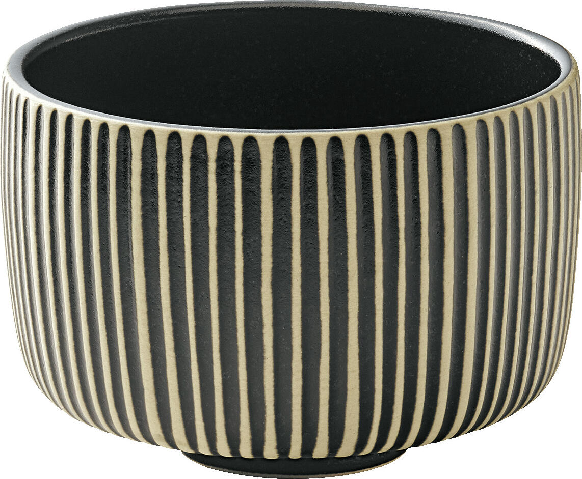 Playground BHS tabletop AG Mug Nara low Relief Becher Nara nieder Relief Mug Nara low Relief; 300 ml, 9.7x6.7 cm (ØxH); black/white; round; 6 piece / pack Becher Nara nieder Relief; 300 ml, 9.7x6.7 cm (ØxH); schwarz/weiß; rund; 6 Stück / Pack Designed for the ambitious catering trade, NARA is an extensive stoneware collection that creates an attractive contrast between smooth inner surfaces and highly textured outer surfaces thanks to its handcrafted finish. The filigree feet are barely visible, giving the products a floating effect. The patina-like Craquelle glazes available in various earthy tones and a matt black, as well as the smooth or reclaimed finish of the outer wall, allow endless combination possibilities for attractive food presentations. Entworfen für die ambitionierte Gastronomie ist NARA eine umfangreiche Steinzeug-Kollektion, welche durch seine handwerkliche Verarbeitung einen reizvollen Kontrast zwischen glatten Innenflächen und stark strukturierten Außenflächen schafft. Die filigranen Standfüße sind kaum zu sehen, dadurch verleihen sie den Produkten einen schwebenden Effekt. Die angebotenen patinaartigen Craquelle-Glasuren in unterschiedlichen Erdtönen und einem mattten Schwarz, sowie die glatte oder rekierfierte Ausführung der Außenwandung ermöglichen unendliche Kombinationsmöglichkeiten für ansprechende Speisenpräsentationen.