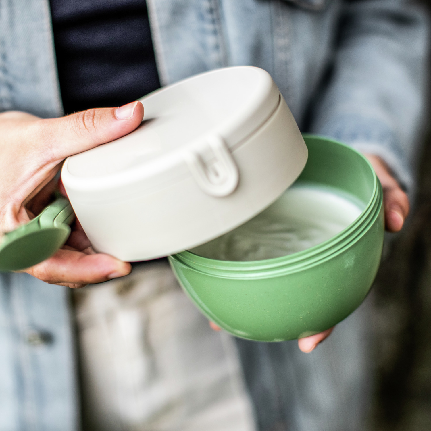 Set de 3 piese containere reutilizabile koziol Riviera Bentobox M, plastic biocircular si fibre de lemn, rezistente la cuptorul cu microunde, verde