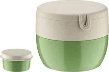koziol koziol »ideas for friends GmbH Reusable container Bentobox M Mehrwegbehälter Bentobox M Reusable container Bentobox M; 12.7x12x10 cm (LxWxH); green; round; 3 piece / pack Mehrwegbehälter Bentobox M; 12.7x12x10 cm (LxBxH); grün; rund; 3 Stück / Pack The innovative box is made of purely biocircular plastic and wood fibers. The plastic is produced exclusively from used sunflower and rapeseed oil from industry and gastronomy. The wood fibers are obtained from paper production scrap and trees that are felled as part of forest management. 3-piece set of 450 ml and 150 ml containers and a 30 ml mini pot for dressings. Provides reliable temperature resistance between -10 °C and +100 °C. BPA-free, melamine-free, microwaveable and suitable for dishwashers. Die innovative Box besteht aus rein biozirkulärem Kunststoff und Holzfasern. Der Kunststoff wird ausschließlich aus benutztem Sonnenblumen- und Rapsöl aus Industrie und Gastronomie gewonnen. Die Holzfasern werden aus Bäumen gewonnen, die bei der Forstpflege anfallen sowie aus Resten der Papierherstellung. 3-teiliges Set mit 450 ml und 150 ml Behälter sowie einer Minidosen mit je 30 ml für Dressings. Die Temperaturbeständigkeit ist zwischen -10 °C und +100 °C zuverlässig gewährleistet. BPA frei, melaminfrei, mikrowellengeeignet, schwappsicher und spülmaschinengeeignet.