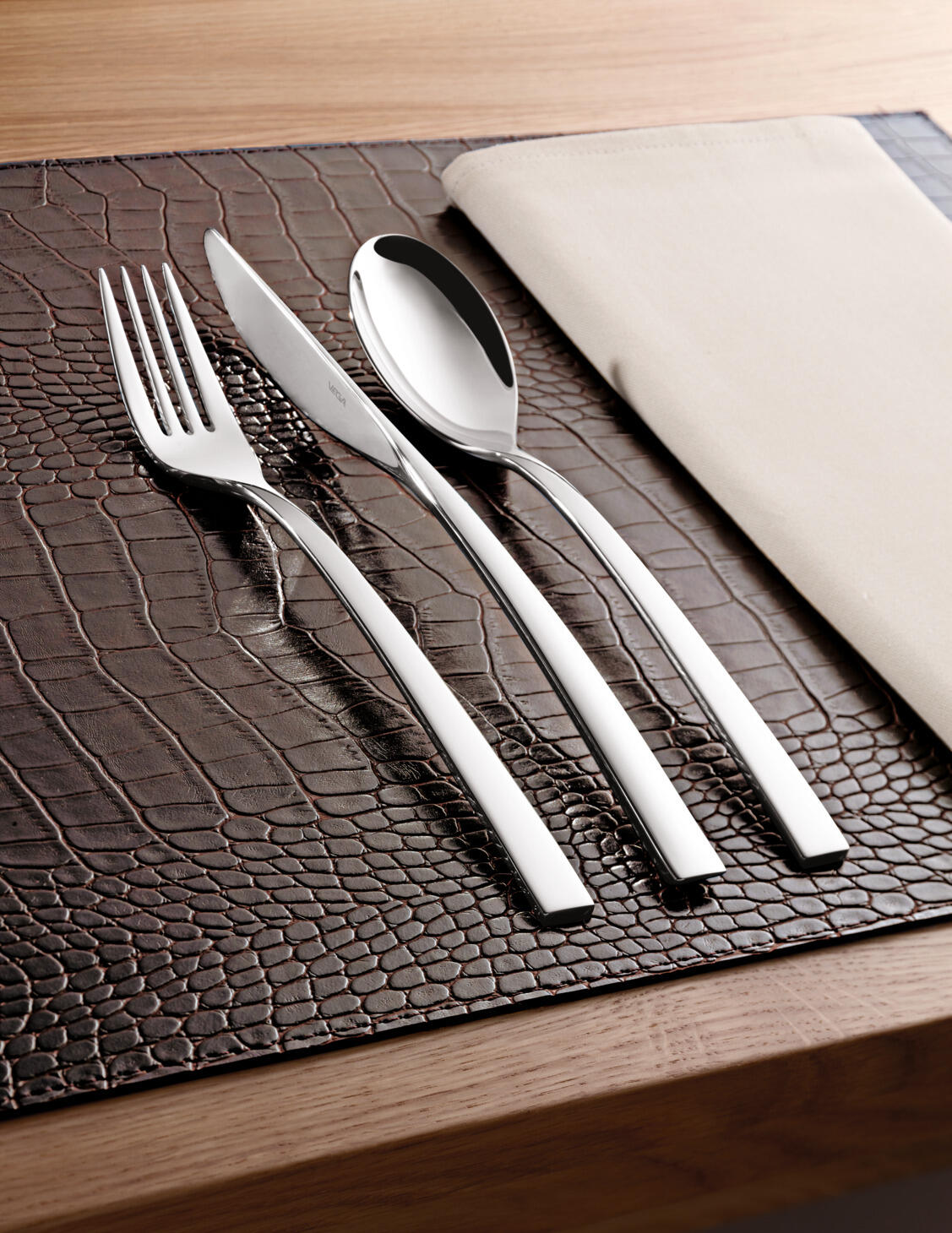 Set de 6 piese placemat Lusini Nobile dreptunghiular, imitație piele cu textura crocodil, antiderapant, maro, 32.5 x 44 cm