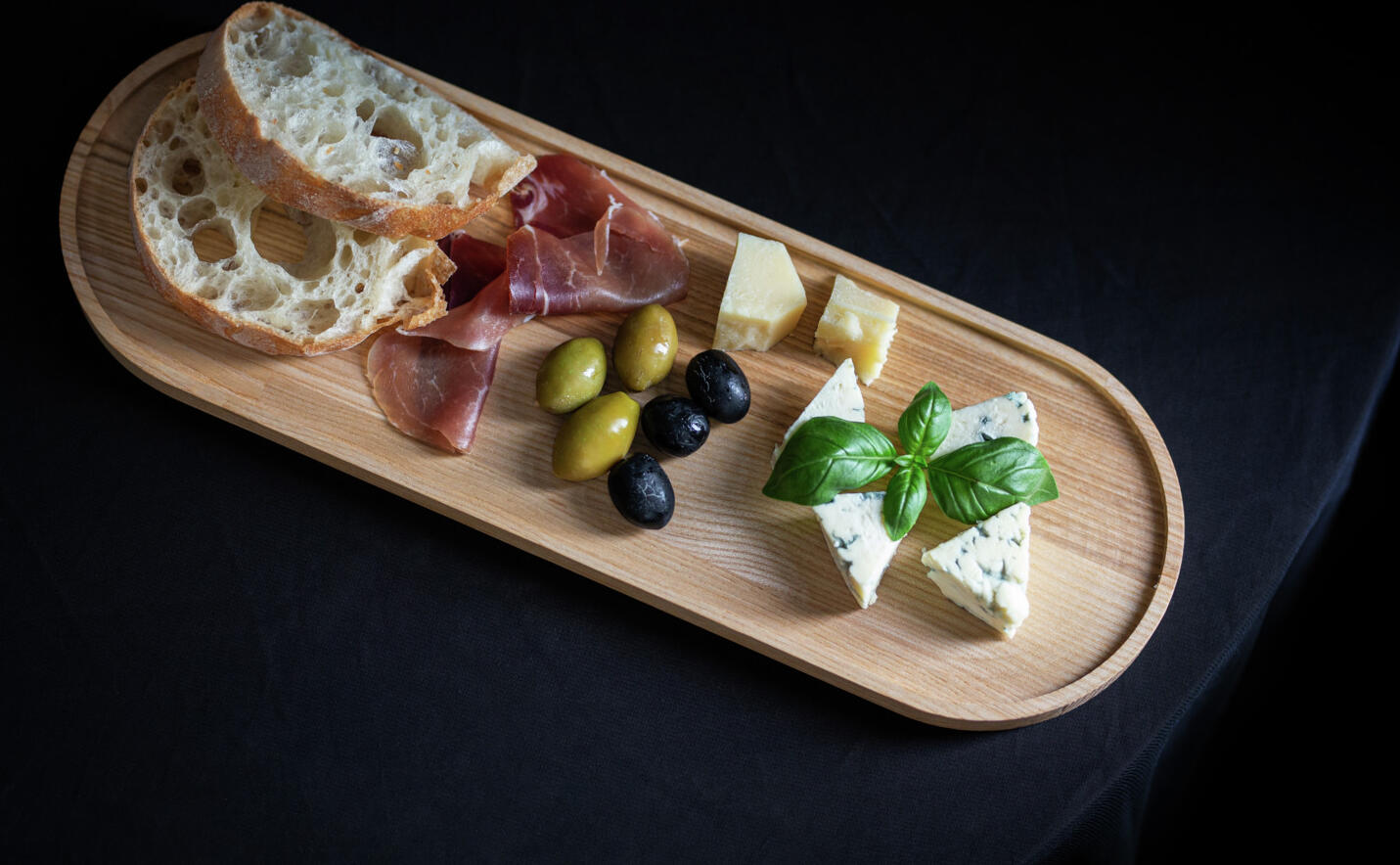 VEGA Magazzolo Serving Board, Handmade Solid Ash Wood Food Tray, Oiled Finish, Oval Shape with Edge, 36 x 12 x 1.5 cm