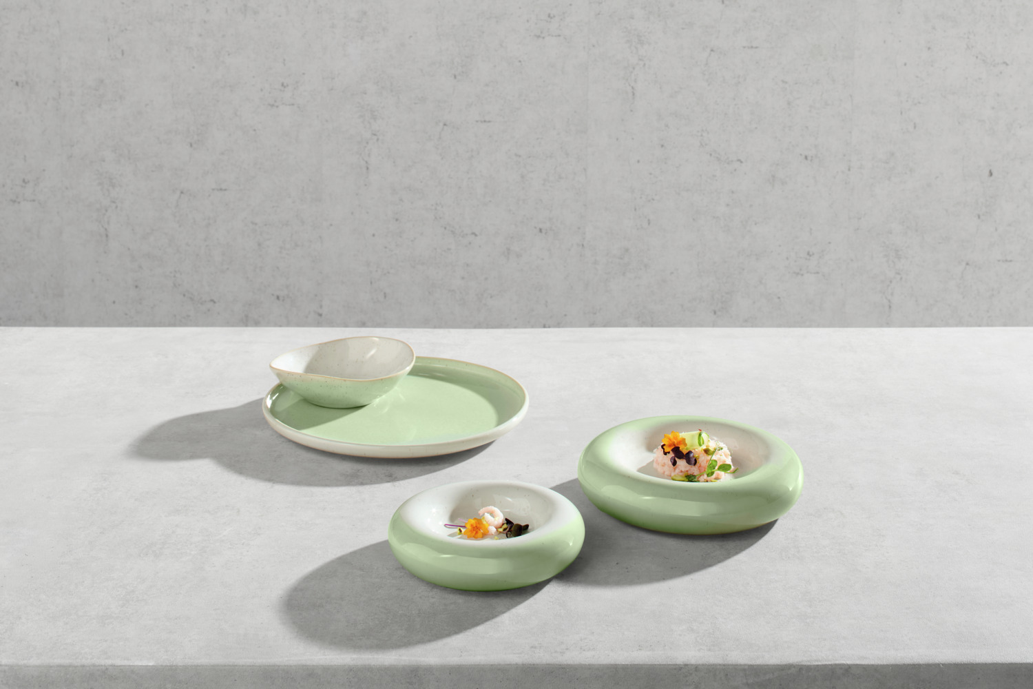 VEGA Cascais Plate Showpiece Set of 3, 21 cm Round Colored Porcelain Decorative Plates, Light-Green Gradient with Speckles, Dishwasher and Microwave Safe