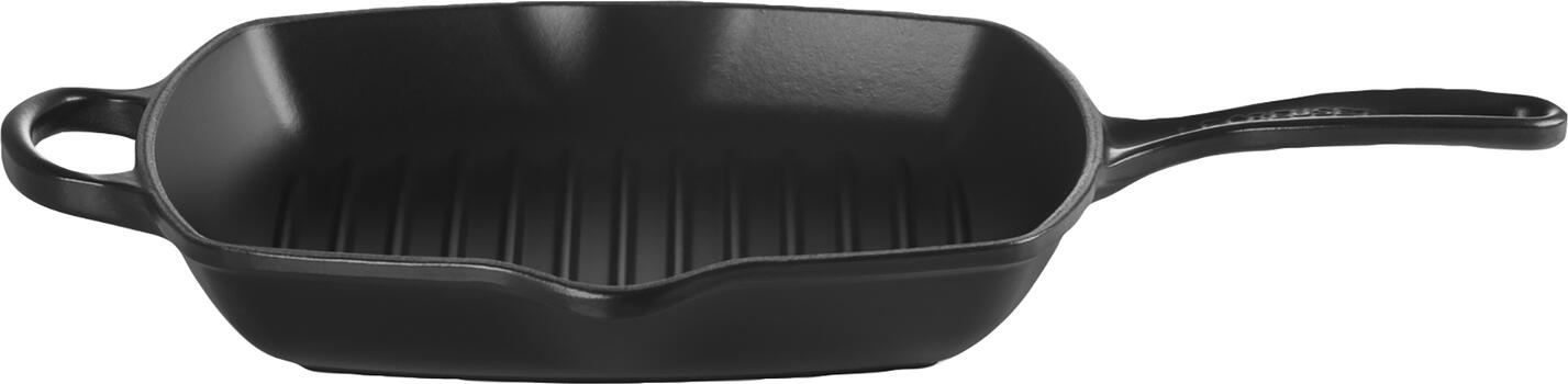 Le Creuset Le Creuset GmbH Grill pan Signature with handle Grillpfanne Signature mit Stiel Grill pan Signature with handle; 26x26 cm (LxW); black; square Grillpfanne Signature mit Stiel; 26x26 cm (LxB); schwarz; quadratisch Square cast iron grill pan with grooves for frying and grilling crispy chicken, steaks, fish and vegetables. With matt black enamel on the inside. Optimal frying thanks to uniform heat distribution. Fat or oil is recommended for frying. Suitable for all types of stove, including induction hobs and ovens. Deep grooves and spouts for pouring off excess liquid, suitable for dishwasher, size including handle: 44.3x29.9x5.3 cm Quadratische Gusseisen-Grillpfanne mit Rippen zum krossen Anbraten und Grillen von Hähnchen, Steaks, Fisch und Gemüse, Mit mattschwarzer Innenemaillierung, Optimales Bratergebnis durch gleichmäßige Wärmeverteilung, Anbraten mit Fett oder Öl empfohlen, Ideal geeignet für alle Herdarten inkl. Induktion sowie den Backofen, Hohe Rippen und entsprechende Ausgießnasen zum Abgießen von überschüssigem , Spülmaschinengeeignet, Maße mit Griff: 44,3x29,9x5,3 cm