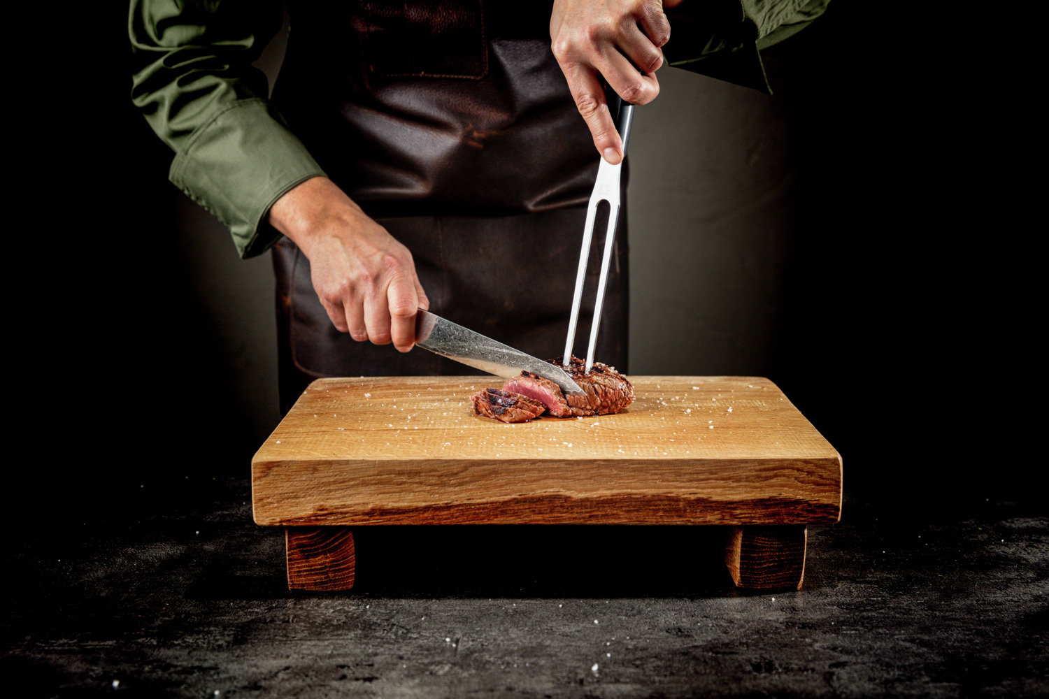VEGA Belice Serving Board, Oiled Oak Wood Food Board with Integrated Handle and Elevated Feet, 40 x 30 x 10 cm, Brown
