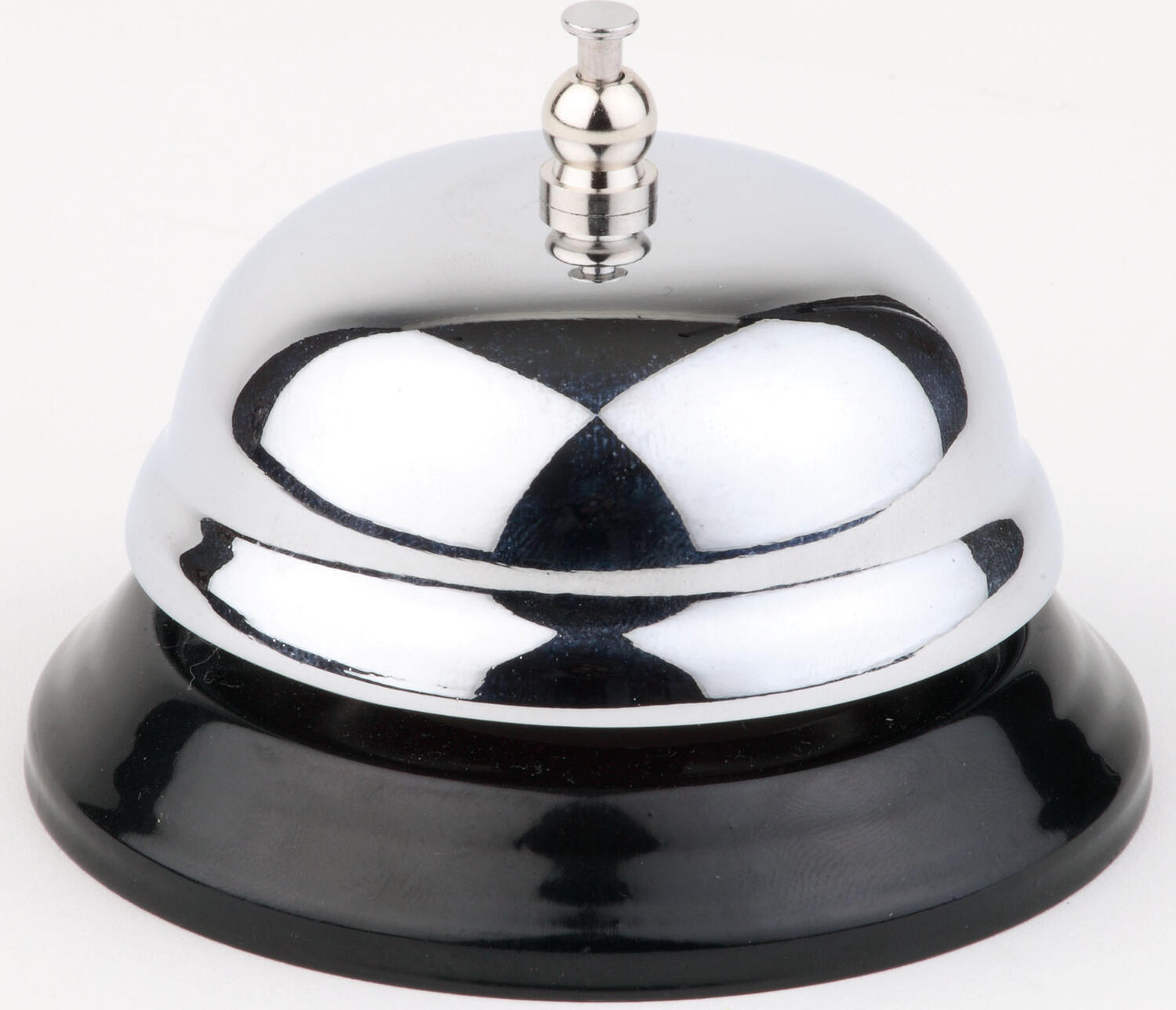 APS Assheuer + Pott GmbH & Co. KG Reception bell Rezeptionsglocke Reception bell; 8.5x6 cm (ØxH); black Rezeptionsglocke; 8.5x6 cm (ØxH); schwarz The reception bell is made of mirror polished stainless steel on a round black metal base. Die Rezeptionsglocke ist ein klassisches Signalinstrument für Empfangsbereiche in Gastronomie, Hotellerie und Service. Sie ermöglicht eine schnelle und unkomplizierte Aufmerksamkeit und unterstützt einen reibungslosen Ablauf. Das zeitlose Design fügt sich harmonisch in unterschiedliche Umgebungen ein. * Material: Metall, verchromt * Hochglanzoberfläche * Mit stabilem Standfuß * Klarer Signalton * Nicht spülmaschinengeeignet * Feucht abwischbar