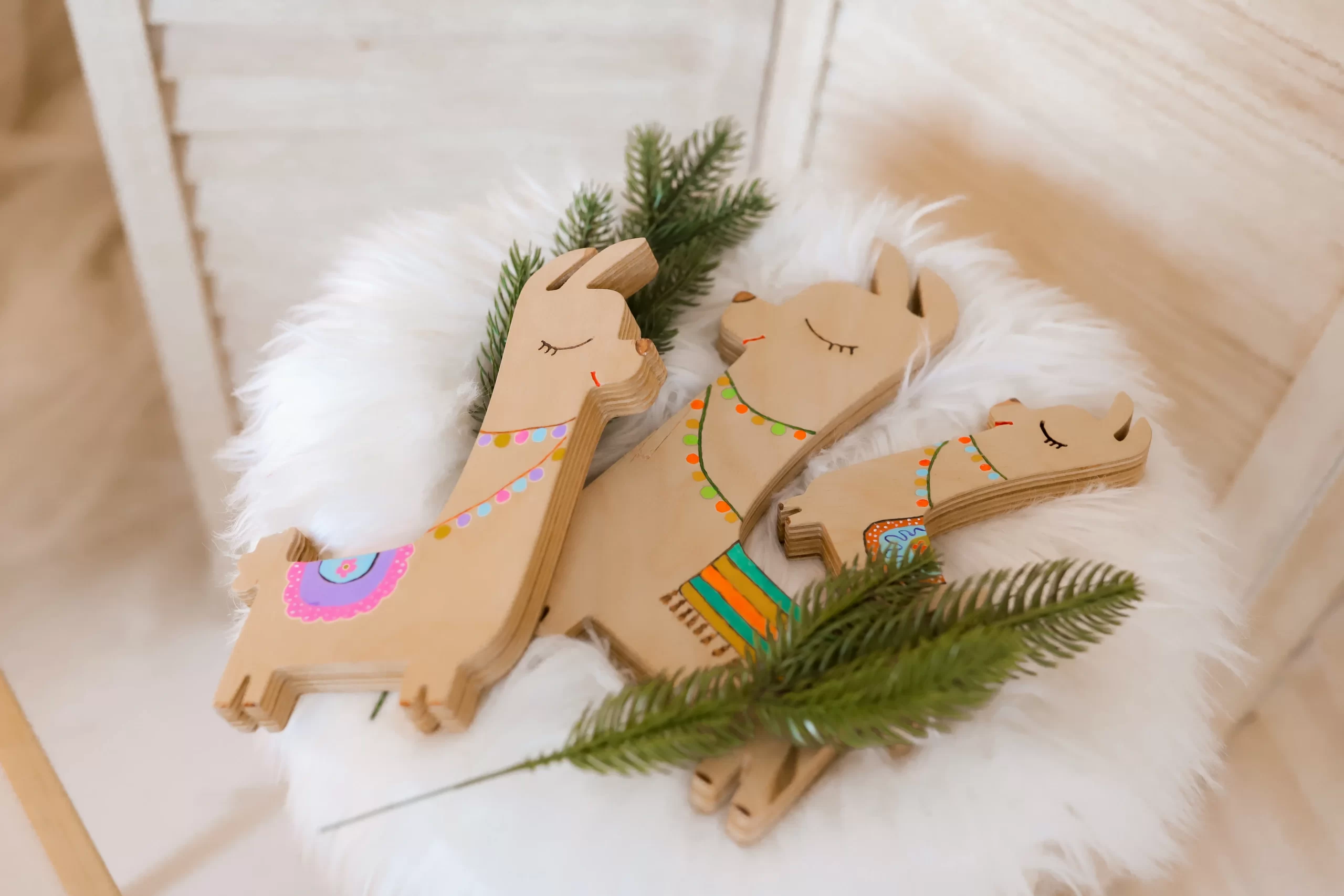 Set de 5 piese Jucarie Lama din Lemn, Figurines de Familie din Lemn Natural cu Detalii Pictate Colorate pentru Joaca Copiilor