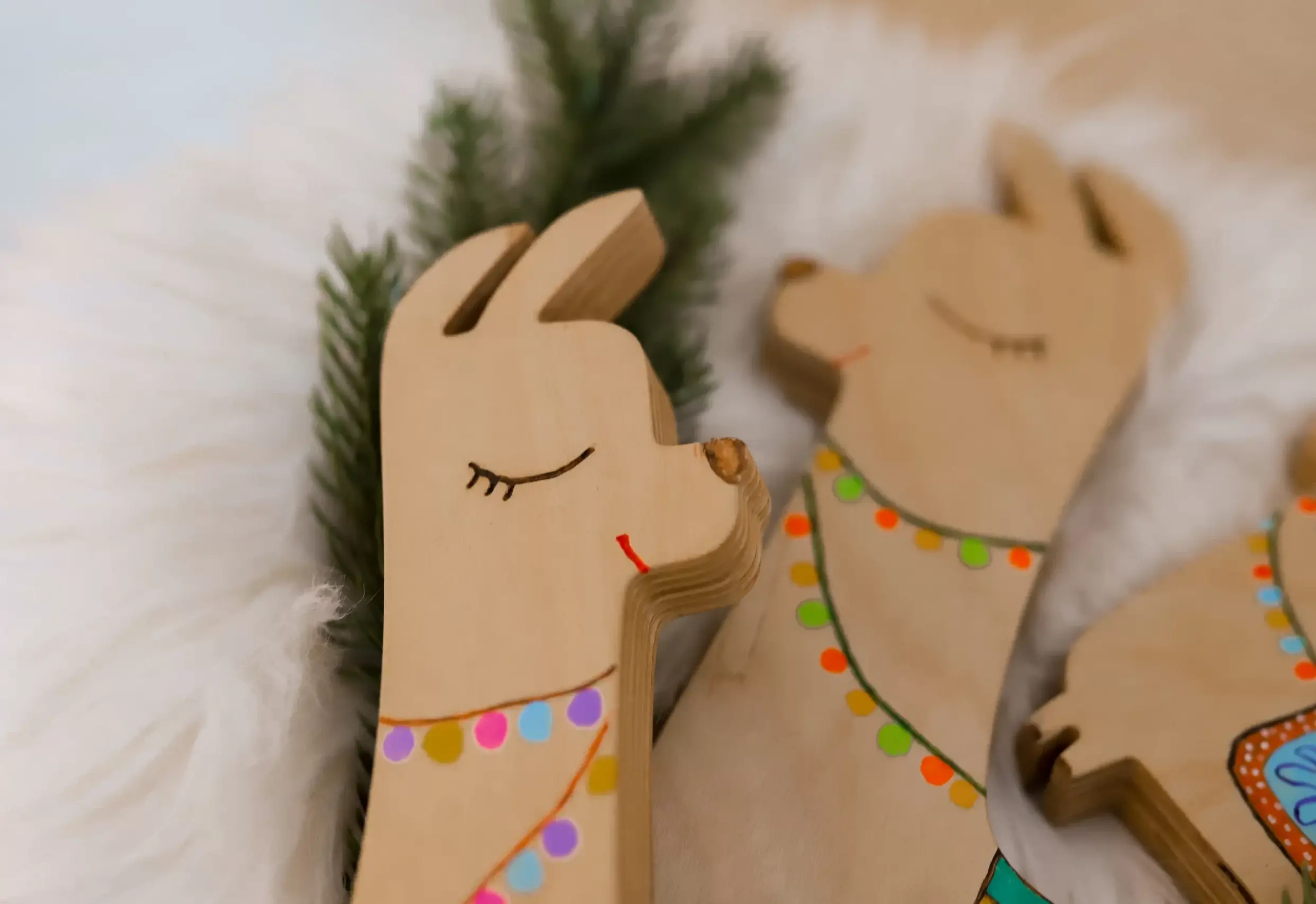 Set de 5 piese Jucarie Lama din Lemn, Figurines de Familie din Lemn Natural cu Detalii Pictate Colorate pentru Joaca Copiilor