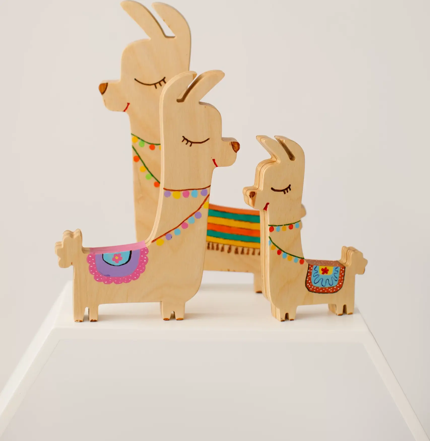 Set de 5 piese Jucarie Lama din Lemn, Figurines de Familie din Lemn Natural cu Detalii Pictate Colorate pentru Joaca Copiilor