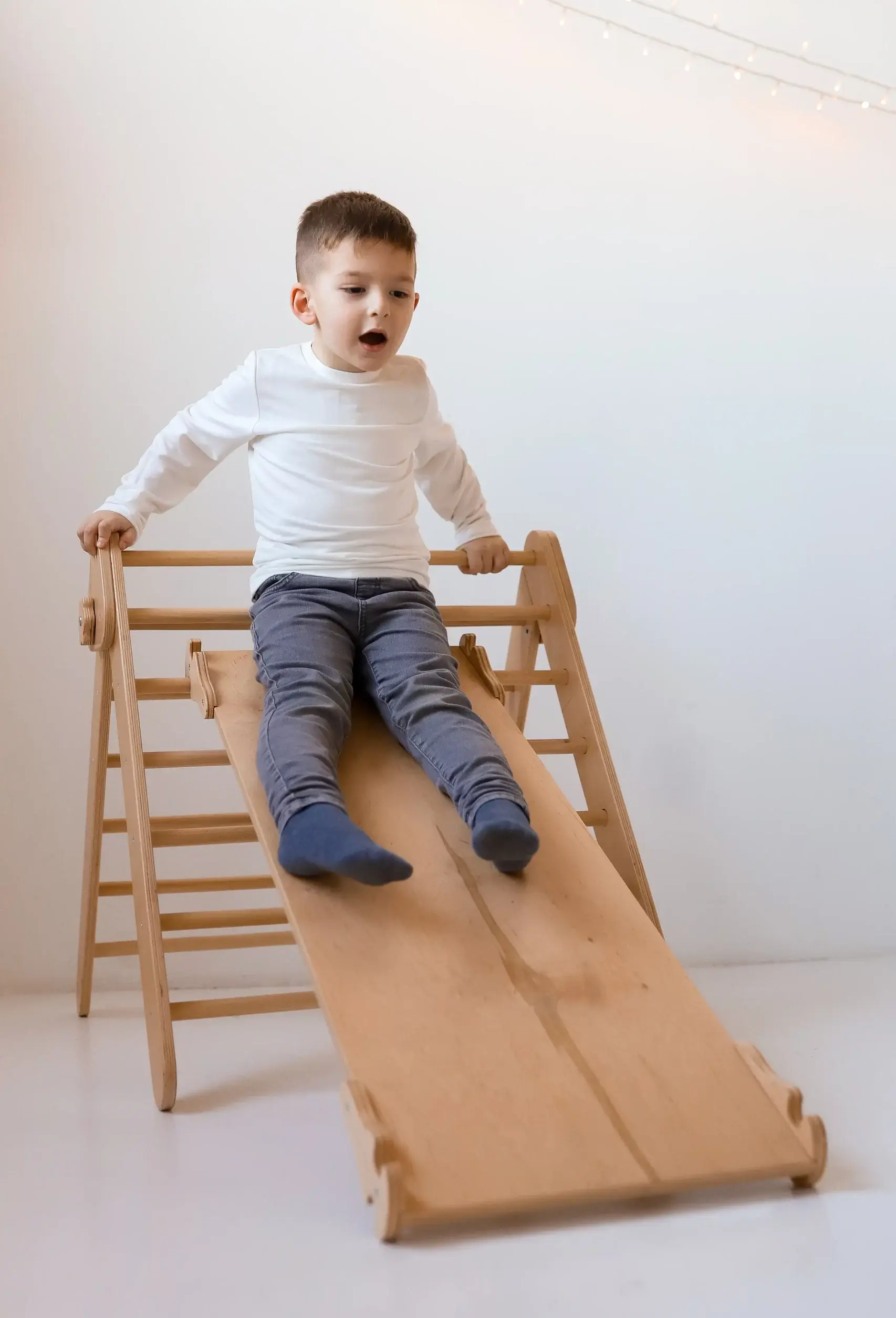 Set de 2 piese Triunghi Pikler TimberKids cu Tobogan Reversibil si Perete de Escaladare, Gimnastică din Lemn pentru Copii, Interior si Exterior