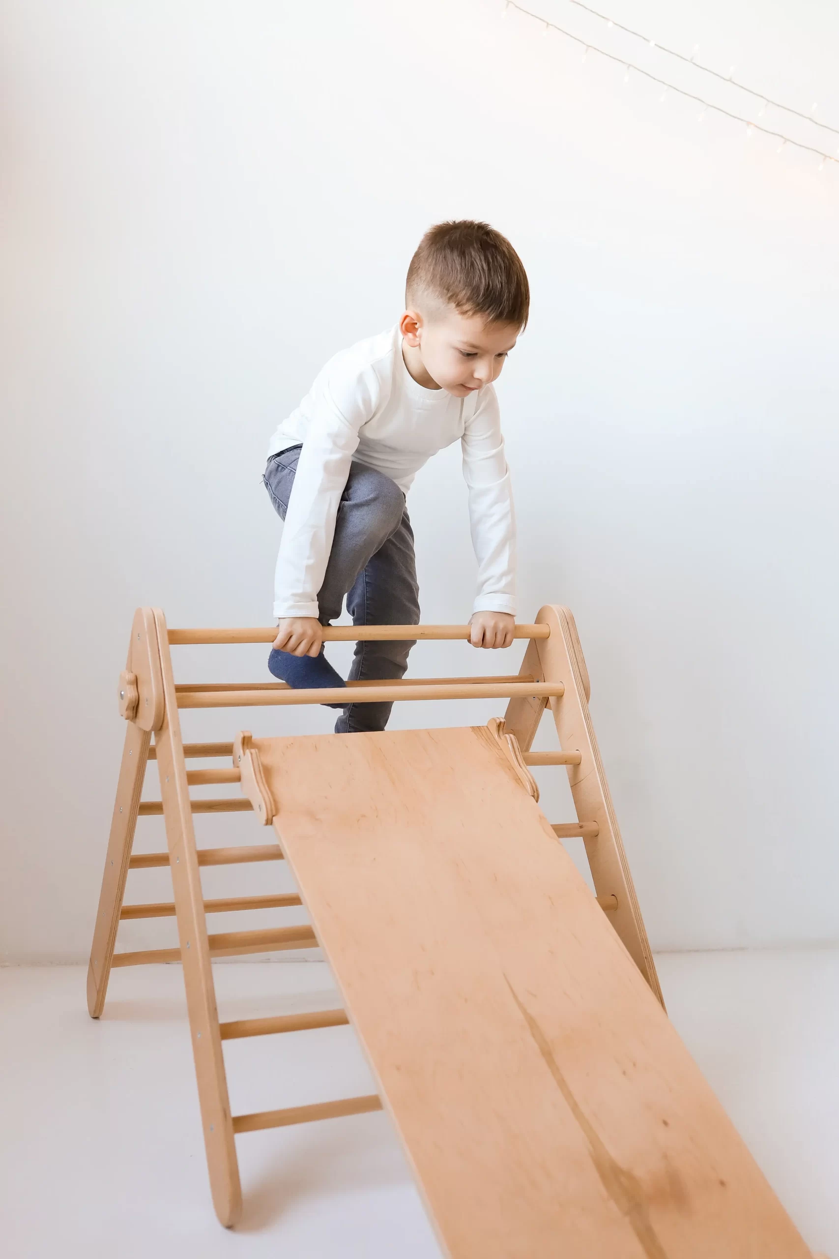 Set de 2 piese Triunghi Pikler TimberKids cu Tobogan Reversibil si Perete de Escaladare, Gimnastică din Lemn pentru Copii, Interior si Exterior