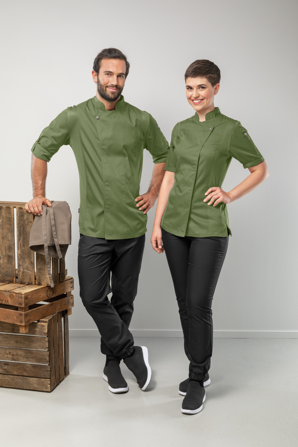 Jacket de Bucatar pentru femei Jobeline Carter i 30040122, Maneca Scurta, Amestec Poliester-Bumbac, Insertii de Plasa Respirabila, Guler Inantic, Culoare: Maslinie