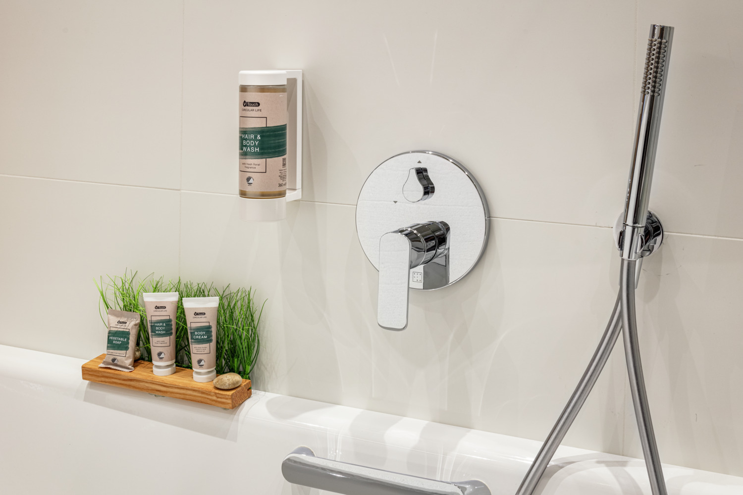 V-Touch Circular Life Gel de Dus si Sampon 2-in-1 pentru Corp si Păr, pH-neutru, Vegan, Nordic Swan Ecolabel, 360 ml, Set de 18 piese