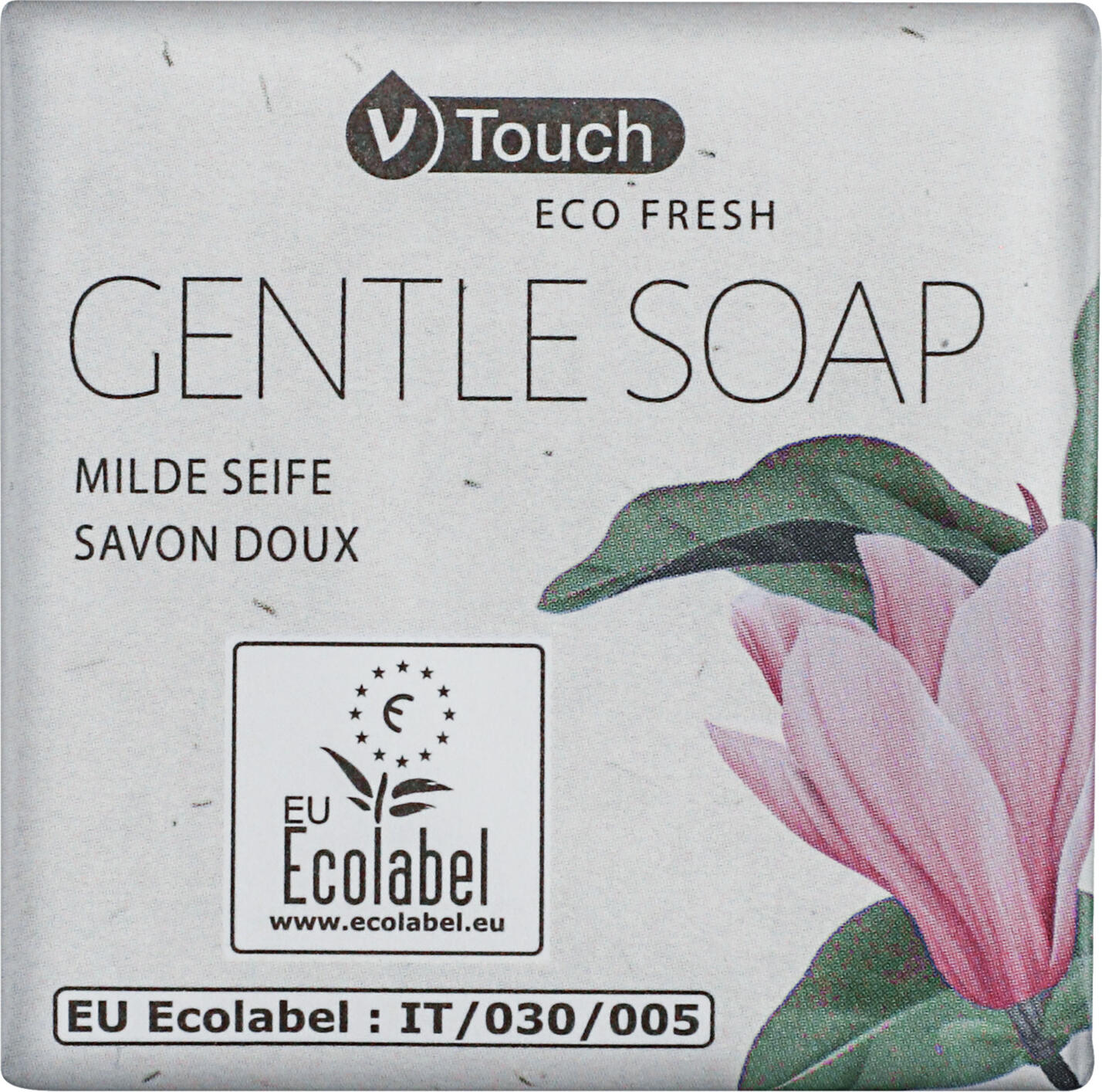 V-Touch LUSINI Solutions GmbH Hotel soap Eco Fresh Hotel Seife Eco Fresh Hotel soap Eco Fresh; white; 400 piece / pack Hotel Seife Eco Fresh; weiß; 400 Stück / Pack Mild, solid V-Touch Eco-Fresh soap, packaged in a recycled paper carton. The gently foaming hand soap cleans hands and face mildly and reliably. The EU Ecolabel is the ecological quality mark of the European Union and recognises products that guarantee high performance standards but have a lower environmental impact throughout their life cycle. Dermatologically tested and pH-neutral The soap is individually packaged. This product from the Ecolabel-certified V-Touch Eco Fresh series can be personalised - with an individual label from 500 pieces. Milde, feste Seife V-Touch Eco-Fresh, verpackt in einem Karton aus recyceltem Papier. Die sanft schäumende Handseife reinigt mild und zuverlässig Hände und Gesicht. Das EU-Umweltzeichen ist das ökologische Qualitätszeichen der Europäischen Union und zeichnet Produkte aus, die zwar hohe Leistungsstandards garantieren, sich aber während ihres gesamten Lebenszyklus durch geringere Umweltauswirkungen auszeichnen. Dermatologisch getestet und pH-neutral Die Seife ist einzeln verpackt. Dieses Produkt der Ecolabel-zertifizierte V?Touch Eco Fresh Serie ist personalisierbar – mit individuellem Etikett ab 500 Stück