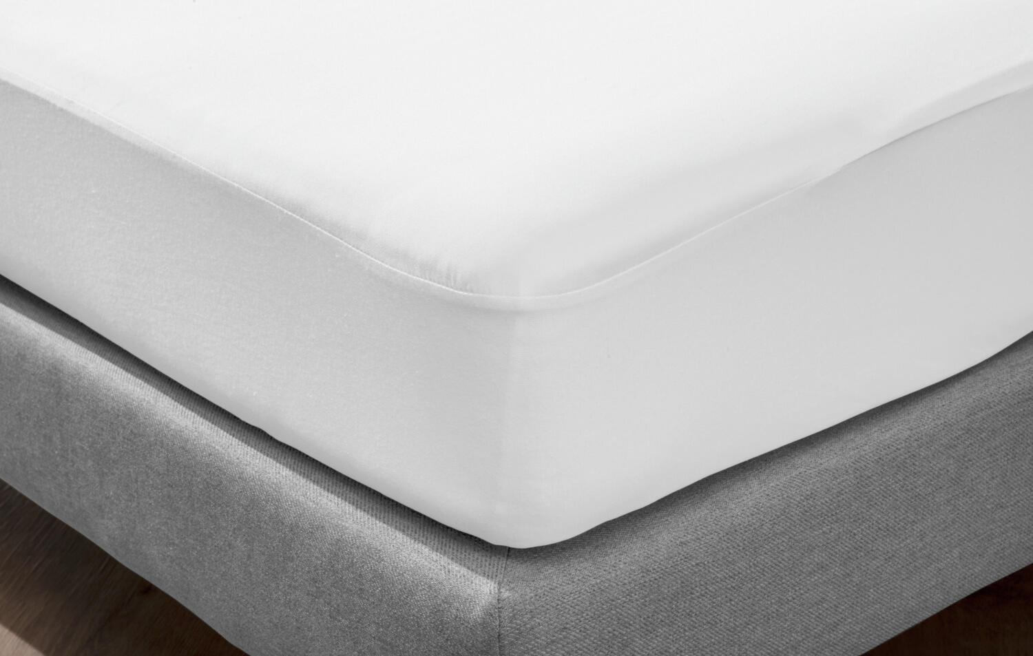 ERWIN M. LUSINI Solutions GmbH Mattress protector Matta fitted sheet Matratzenschoner Matta Spannbezug Mattress protector Matta fitted sheet; 140x200 cm (WxL); white Matratzenschoner Matta Spannbezug; 140x200 cm (BxL); weiß (1) Top side 100% polyester (silk jersey). (2) Underside polyurethane membrane. Weight approx. 160 g/m². (1) Protective covers protect your mattresses and prevent costly mattress cleaning. Protects them from contamination. Breathable. (2) Protects against liquids, mites, bacteria and allergens. All-around elastic for easy covering. For mattresses up to 25 cm height. (1) Oberseite 100 % Polyester (Seidenjersey). (2) Unterseite Polyurethan-Membran. Gewicht ca. 160 g/m². (1) Schutzbezüge schonen Ihre Matratzen und beugen kostenintensiven Matratzenreinigungen vor. Bewahrt sie vor Verunreinigungen. Atmungsaktiv. (2) Schützt vor Flüssigkeiten, Milben, Bakterien und Allergenen. Rundum-Gummizug für leichtes Beziehen. Für Matratzen bis 25 cm Höhe.